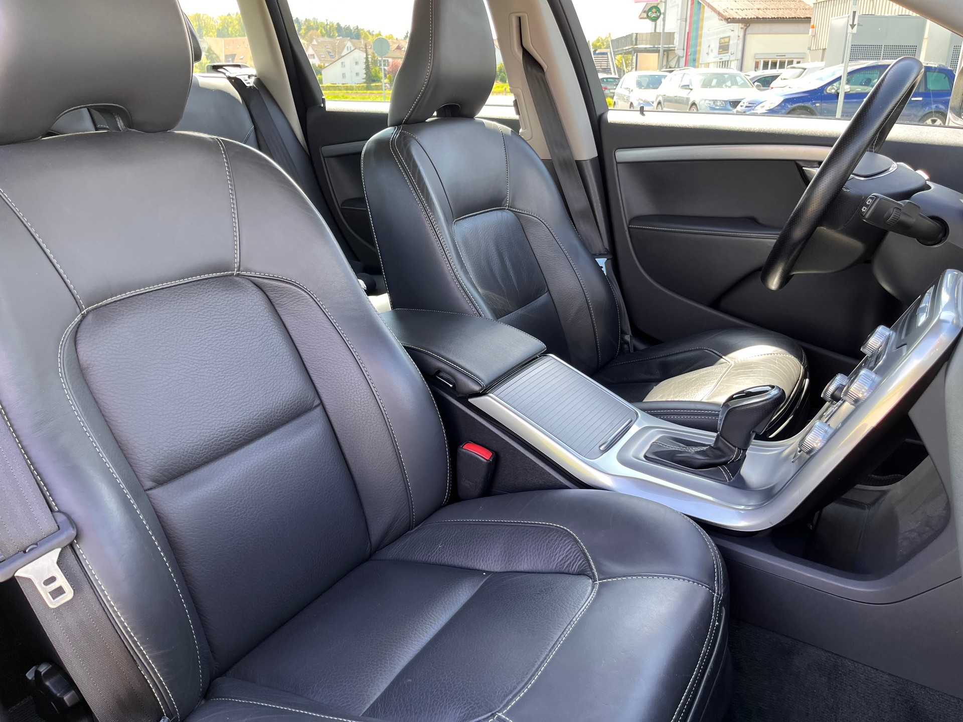 VOLVO V70 D4 Momentum Dynamic Edition Geartronic * FAMILY PACK - WINTER PROFESSIONAL PACK *-image-12