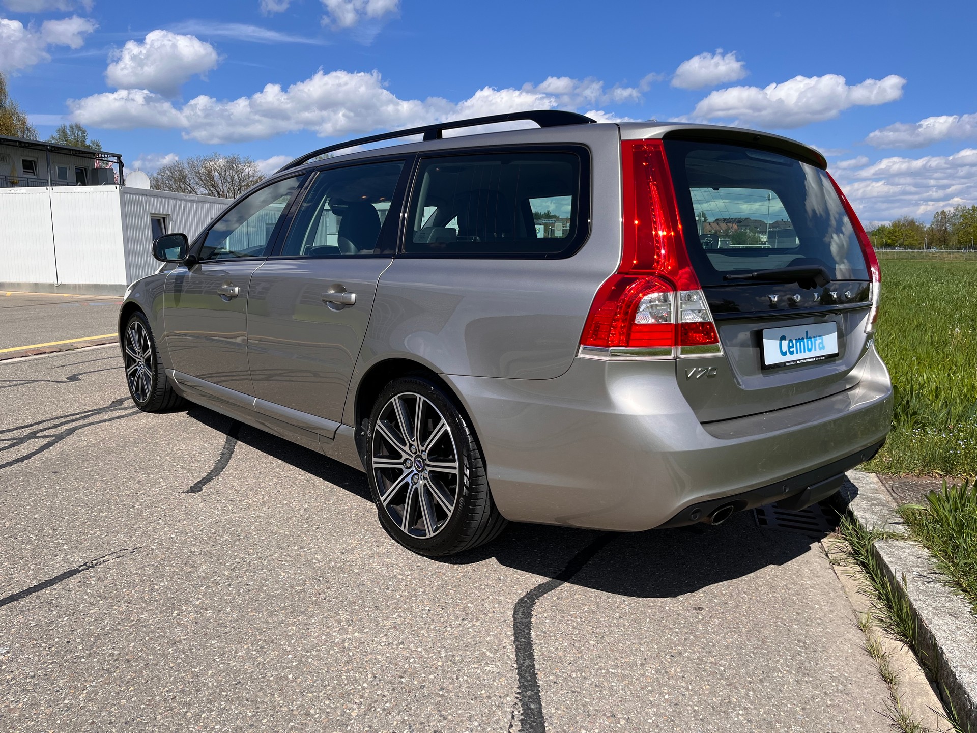 VOLVO V70 D4 Momentum Dynamic Edition Geartronic * FAMILY PACK - WINTER PROFESSIONAL PACK *-showroom-element-2