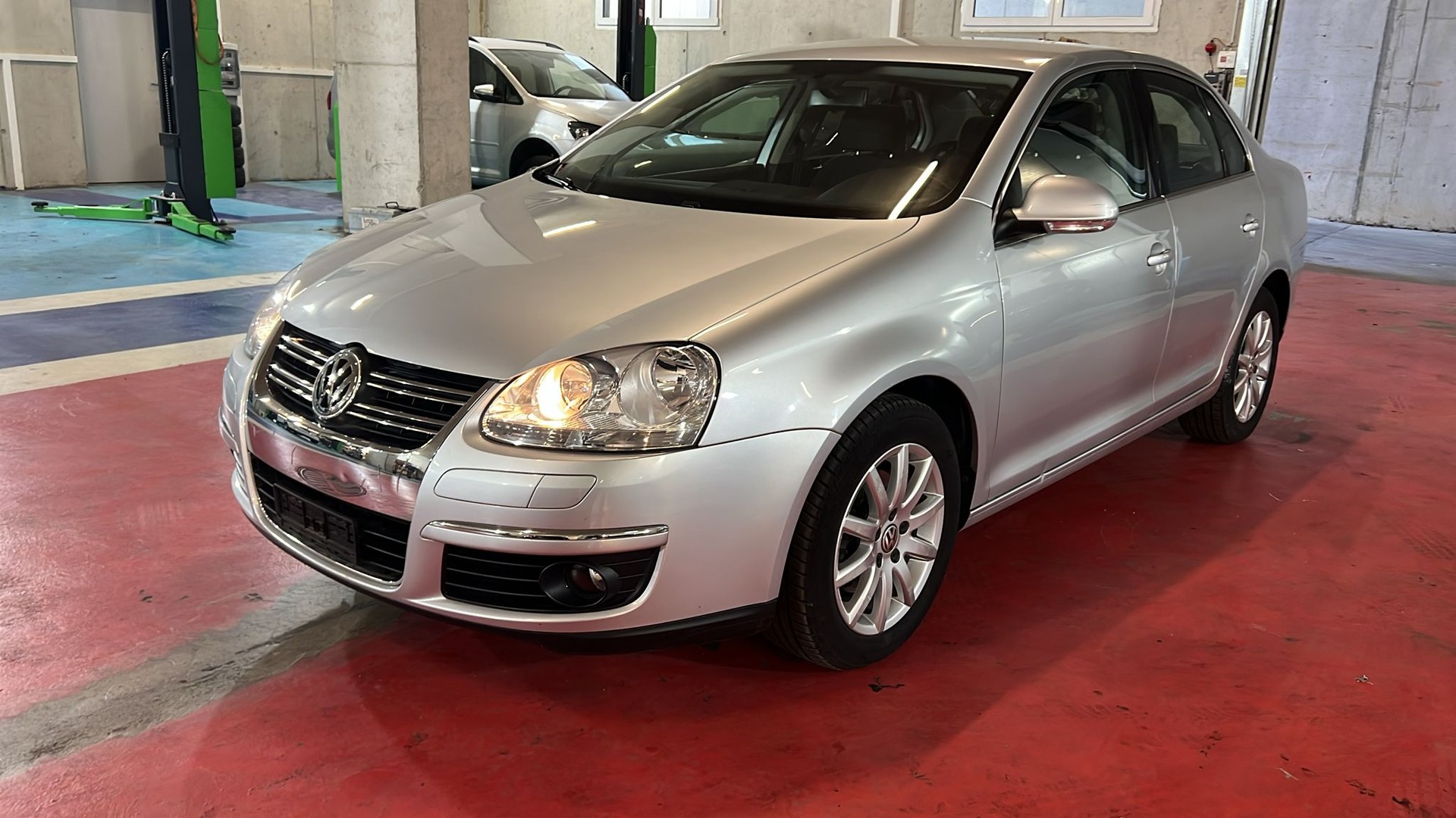 VW Jetta 2.0 FSI-showroom-element-1