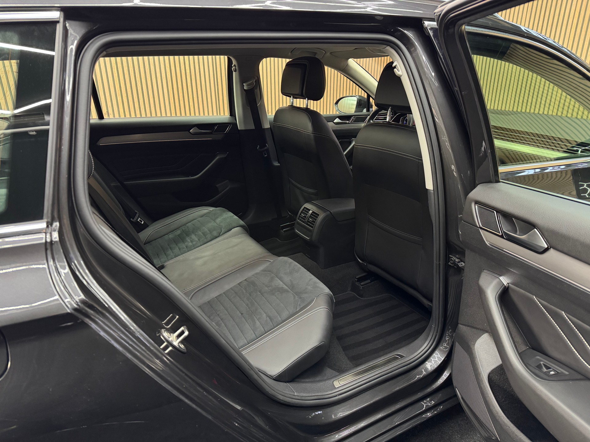 VW Passat Variant 2.0 TDI 200 Elegance DSG 4m-image-13