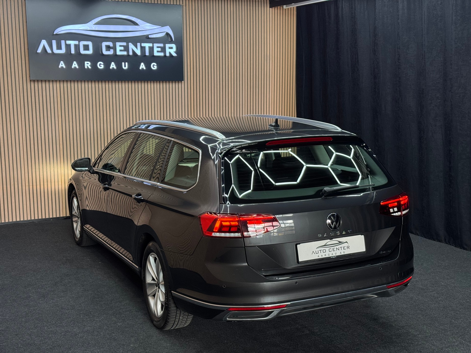 VW Passat Variant 2.0 TDI 200 Elegance DSG 4m-image-3