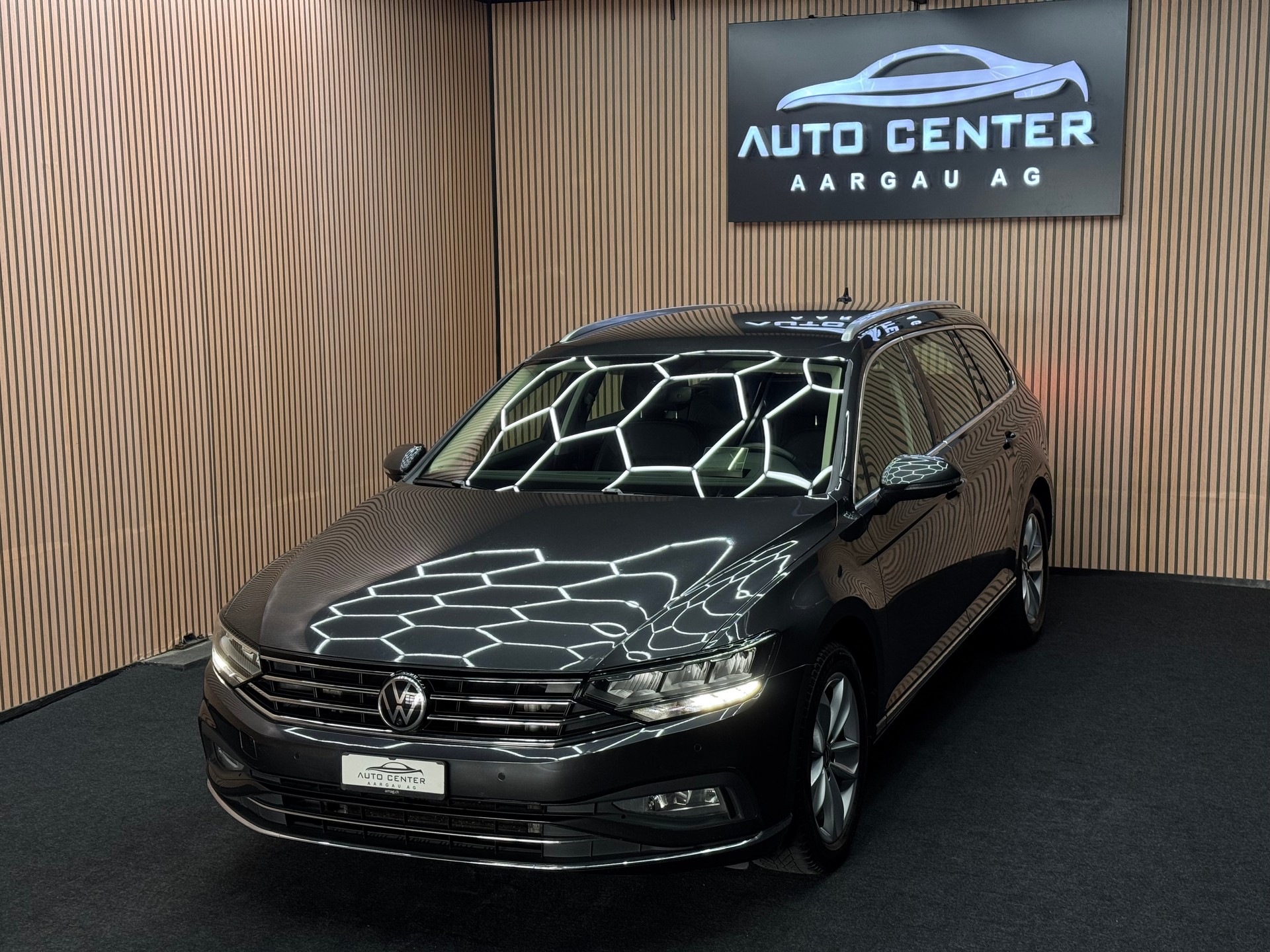 VW Passat Variant 2.0 TDI 200 Elegance DSG 4m-image-1