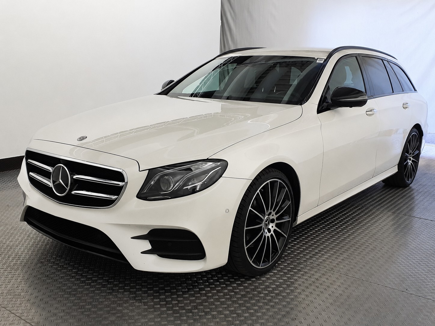 MERCEDES-BENZ E 220 d AMG Line-image-1
