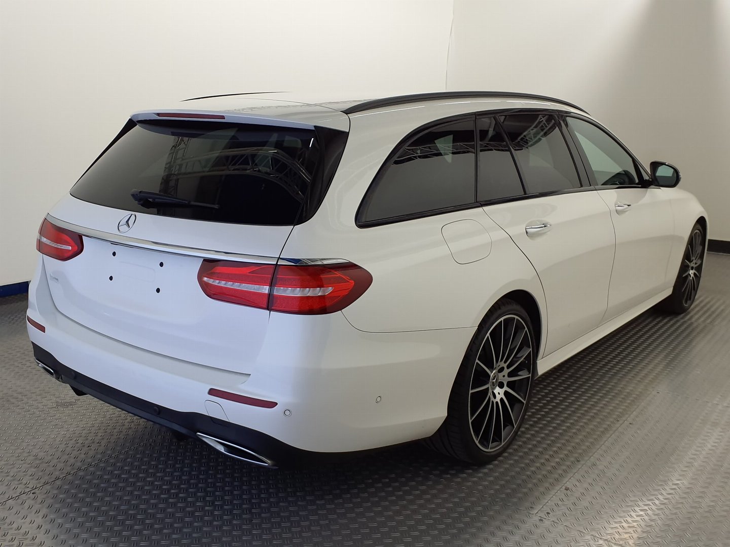MERCEDES-BENZ E 220 d AMG Line-image-6