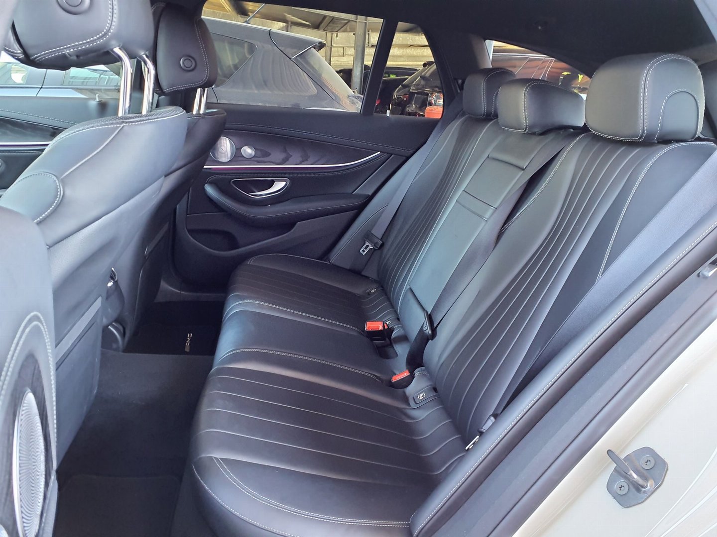 MERCEDES-BENZ E 220 d AMG Line-image-8
