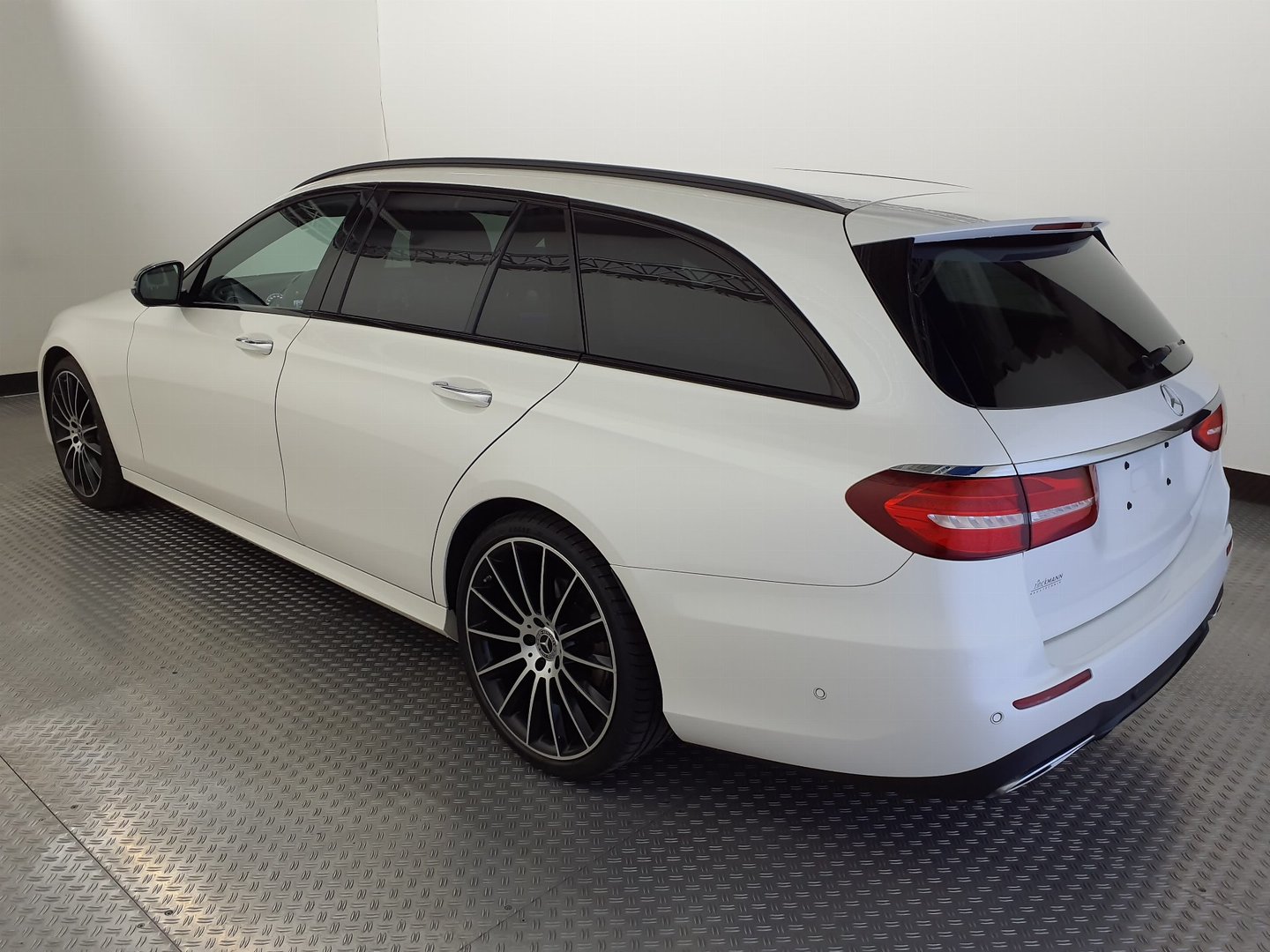 MERCEDES-BENZ E 220 d AMG Line-image-2