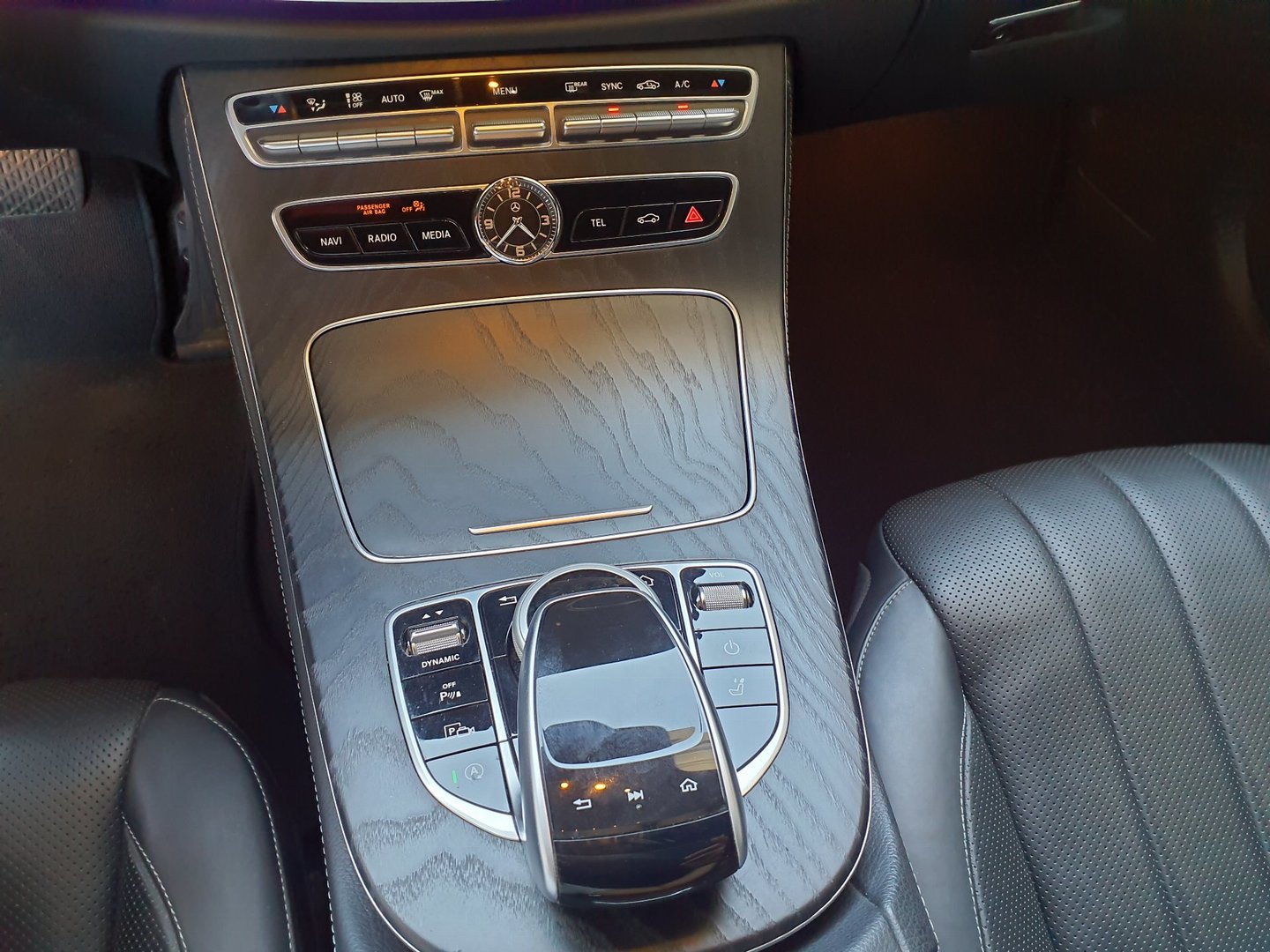 MERCEDES-BENZ E 220 d AMG Line-image-13