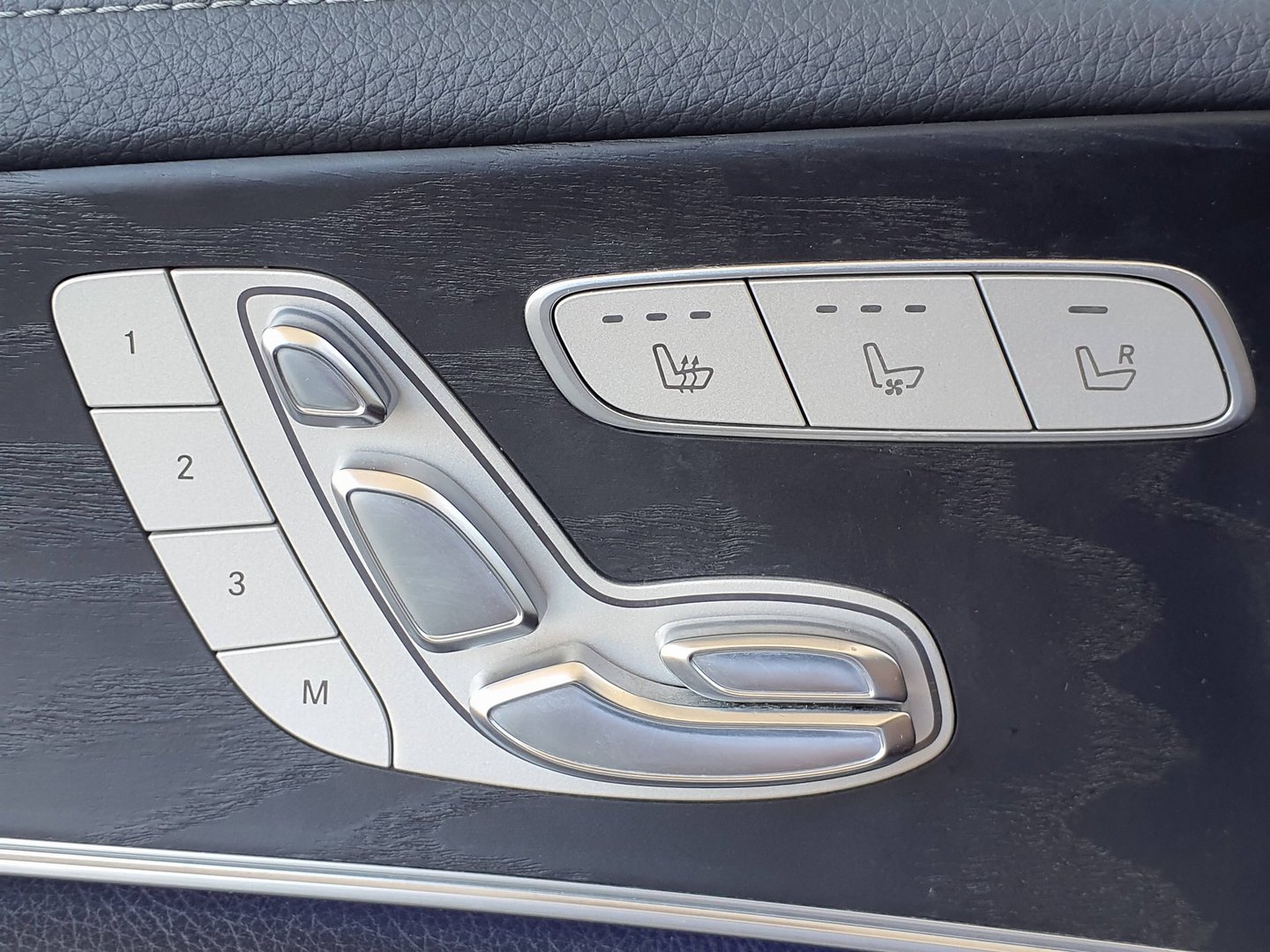 MERCEDES-BENZ E 220 d AMG Line-image-5