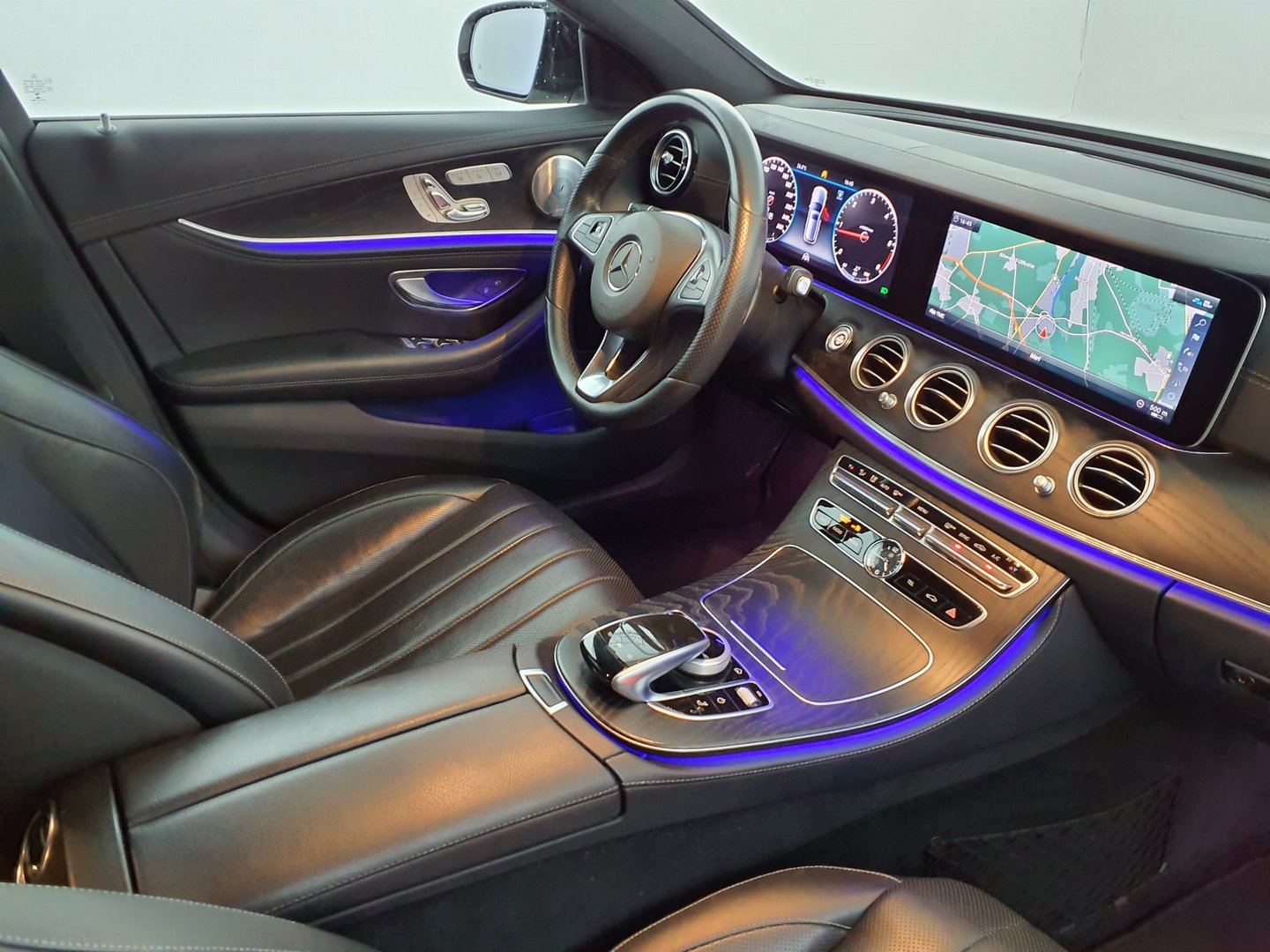 MERCEDES-BENZ E 220 d AMG Line-image-4
