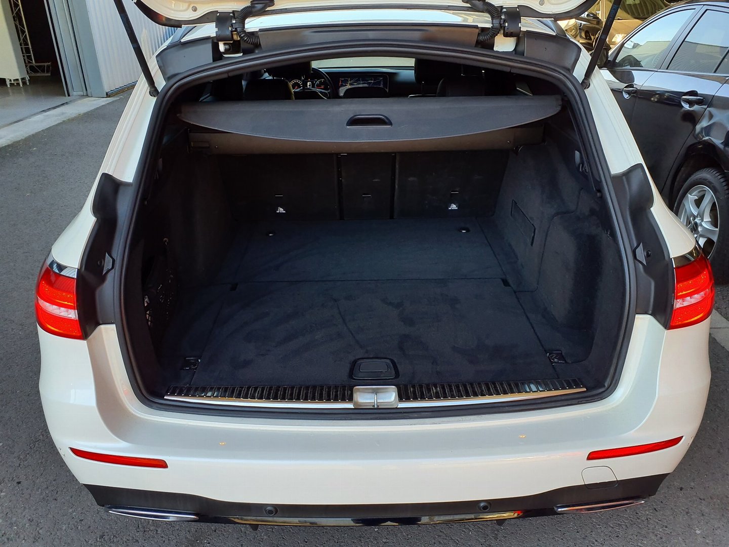 MERCEDES-BENZ E 220 d AMG Line-image-11