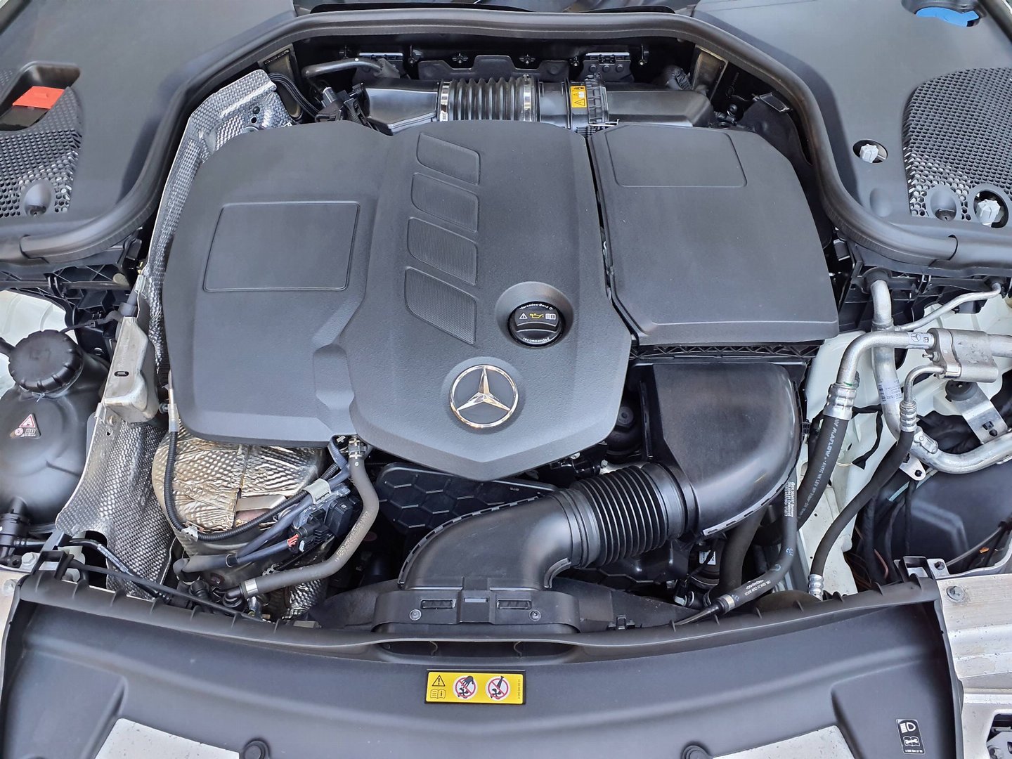 MERCEDES-BENZ E 220 d AMG Line-image-10