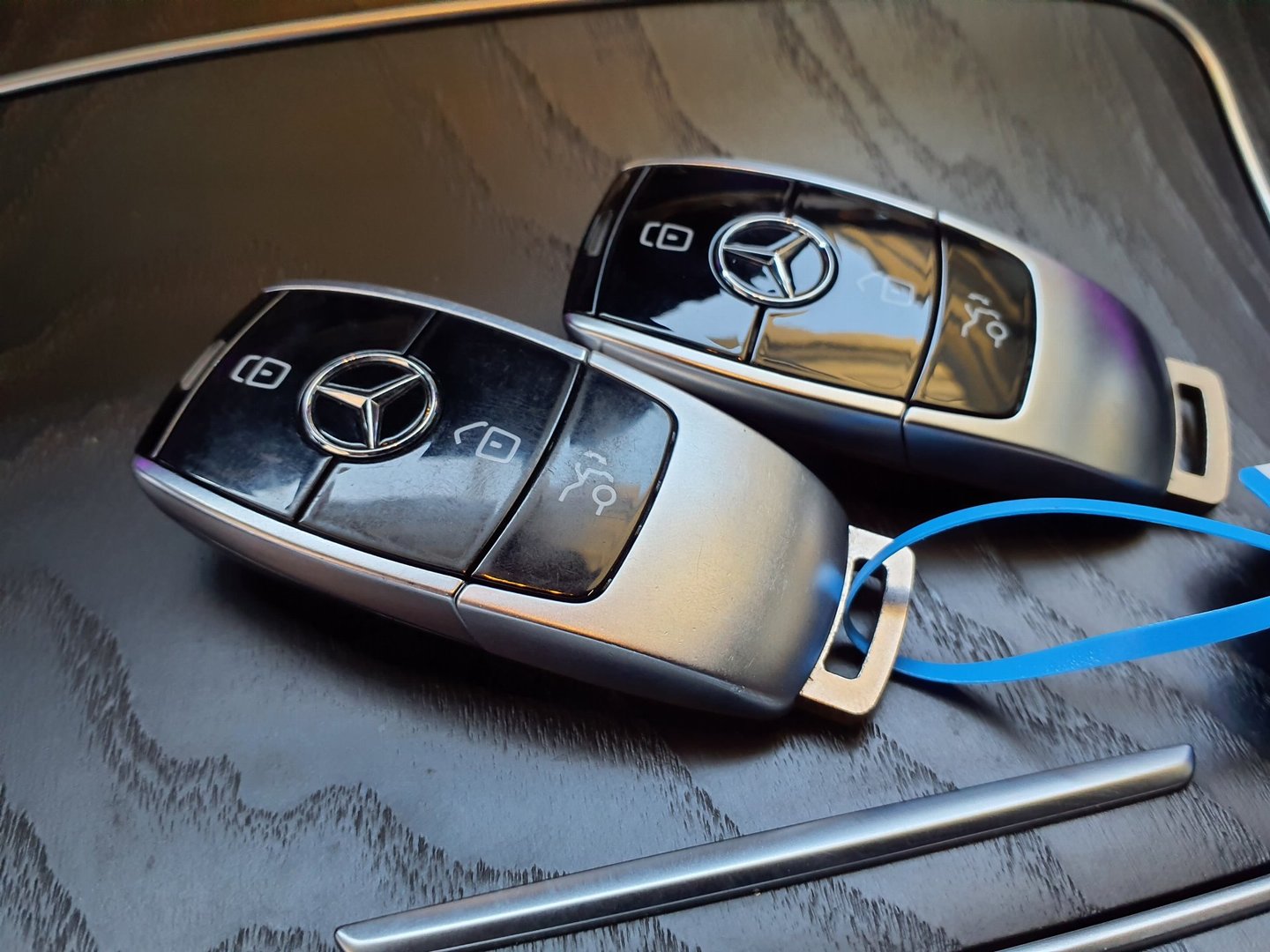 MERCEDES-BENZ E 220 d AMG Line-image-12