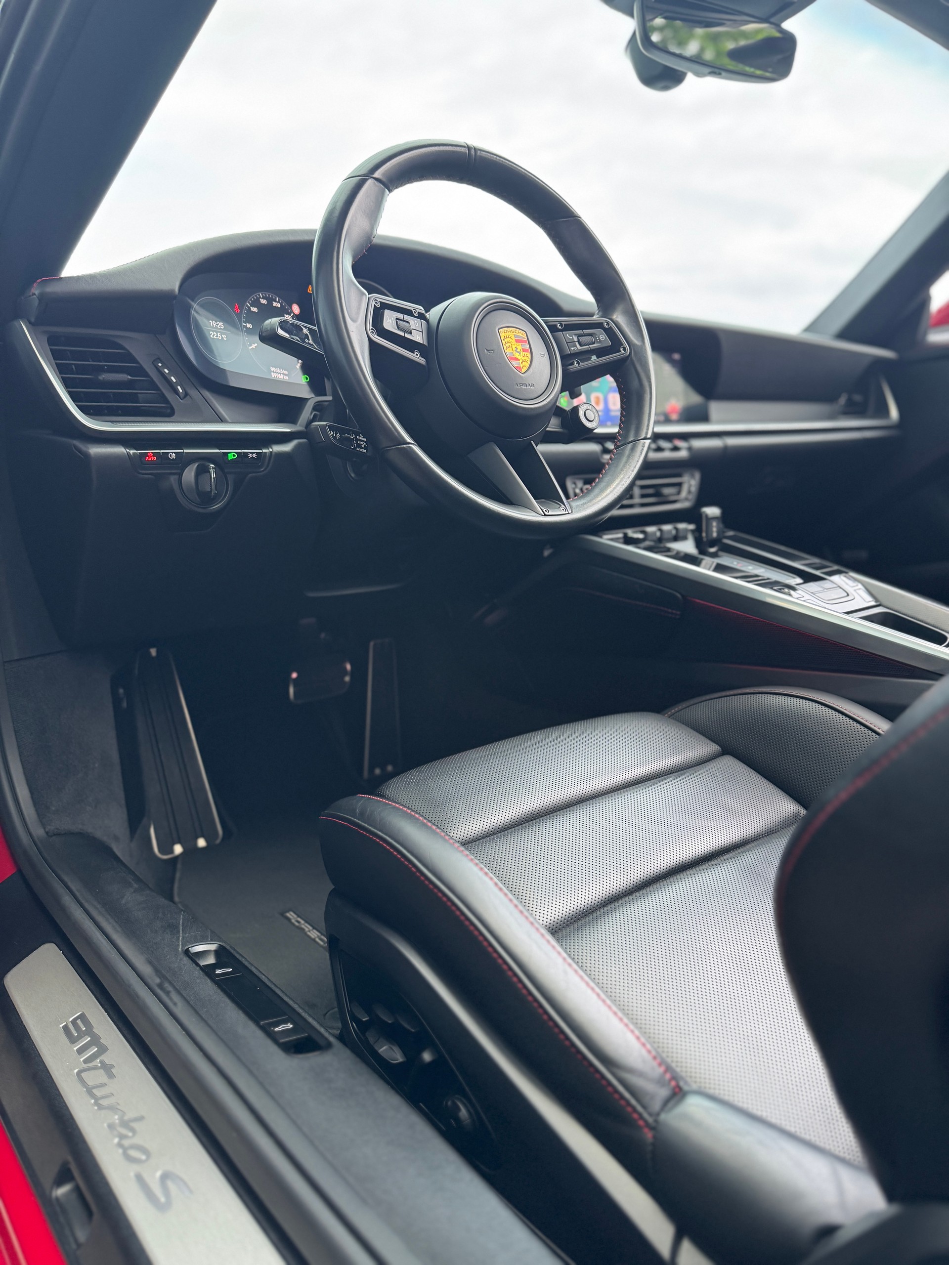 PORSCHE 911 Turbo S Cabriolet PDK *2 Jahre Porsche Approved Garantie*-image-10