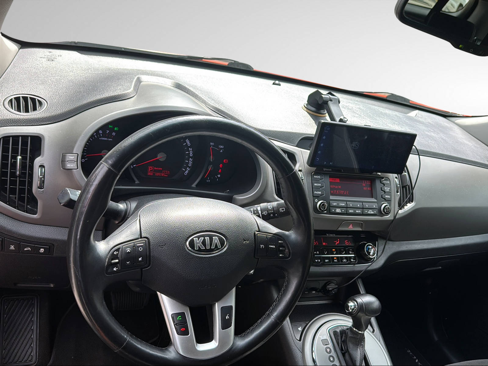 KIA Sportage 2.0 Style 4WD Automatic-image-16