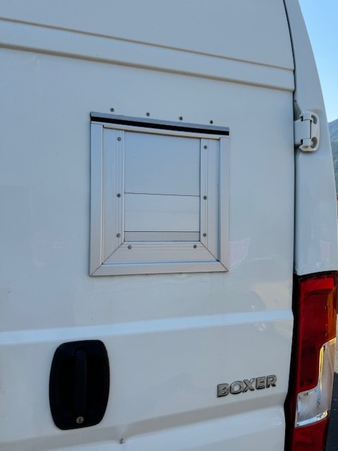 PEUGEOT Boxer 2.2 HDI 335 Premium L2H2-image-9