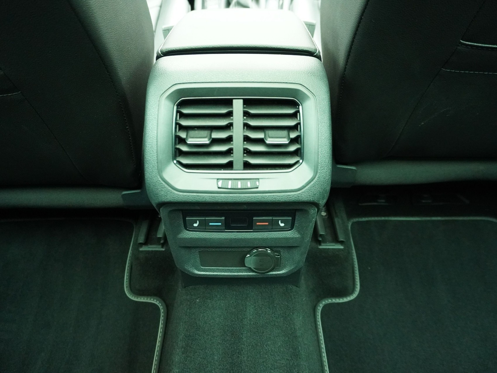 VW Tiguan 2.0 TSI DSG R-Line 4Motion-image-12