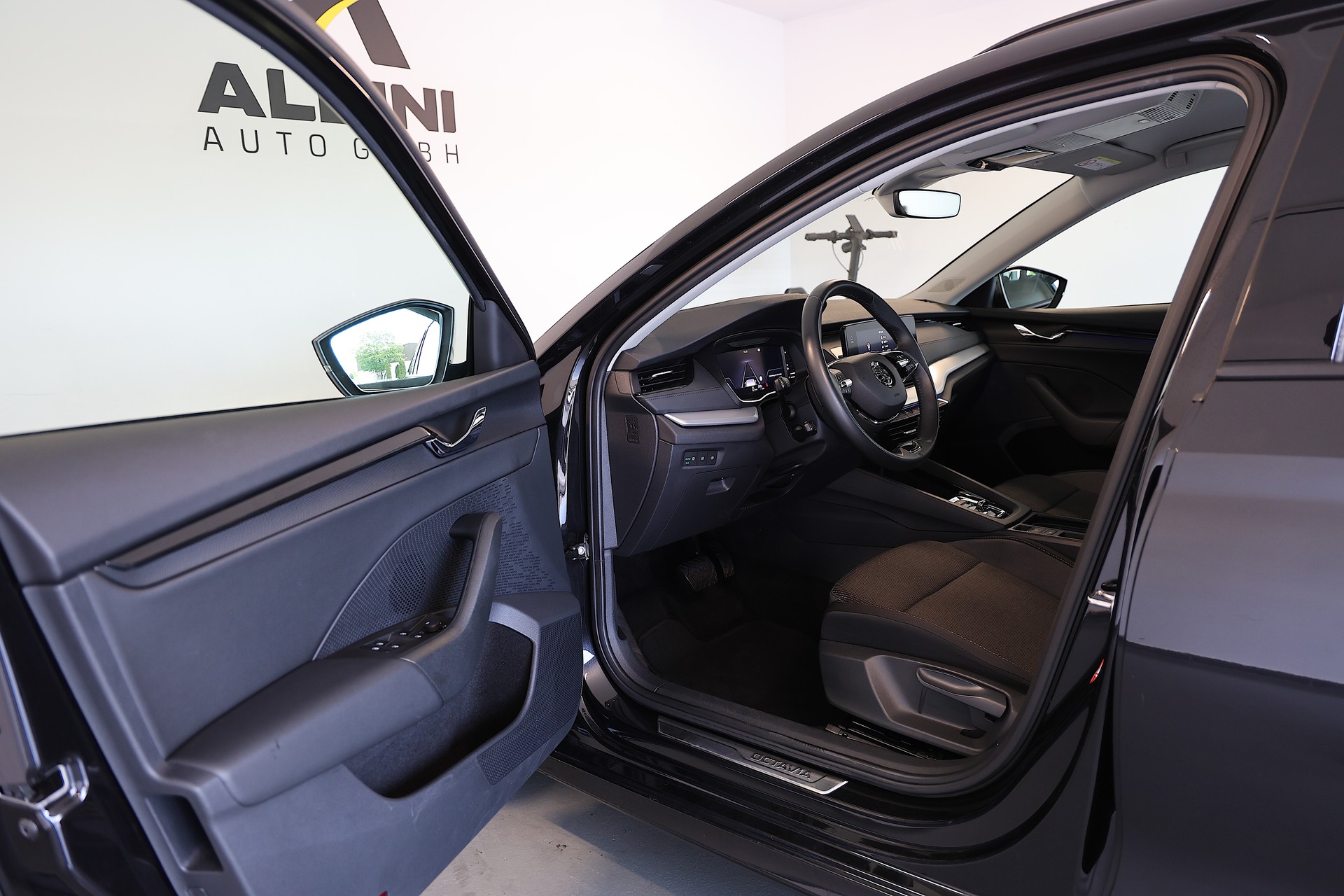 SKODA Octavia Combi 2.0 TDI DSG Ambition 4x4-image-4