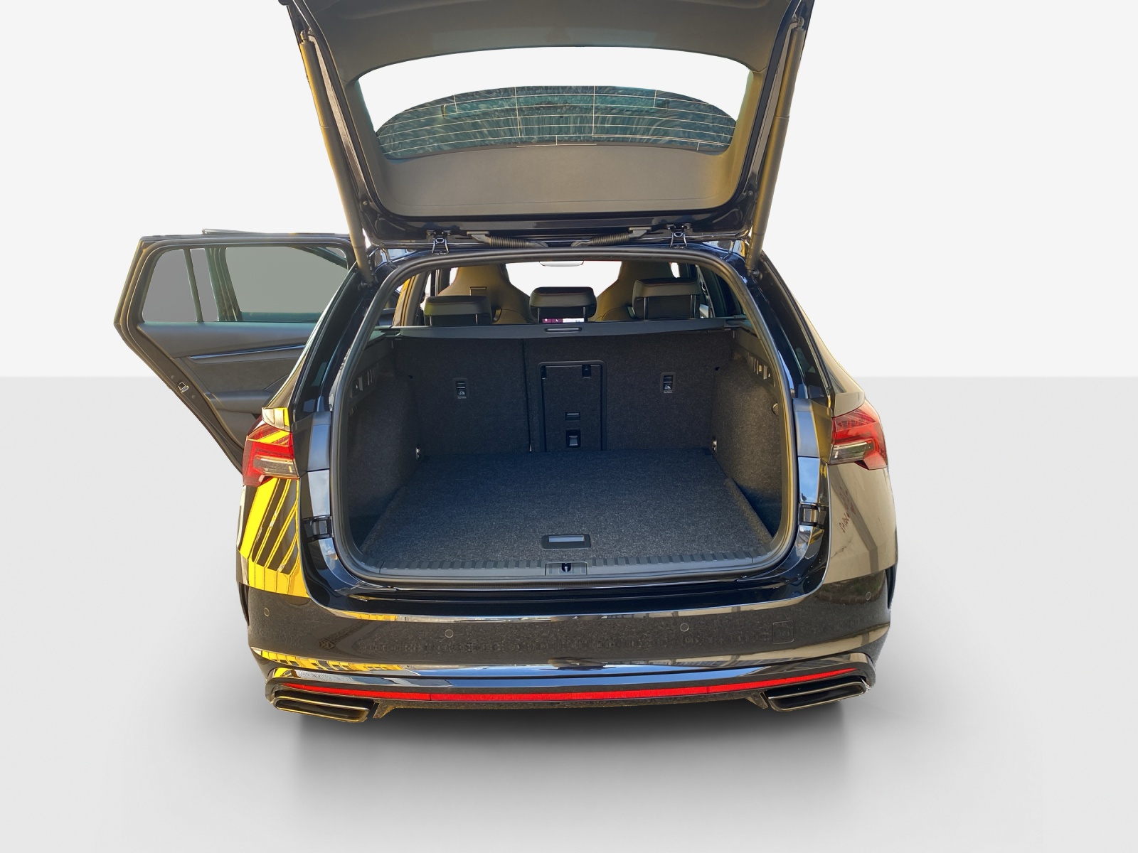 SKODA Octavia Combi 2.0 TSI DSG RS 30 Years Edition-image-12