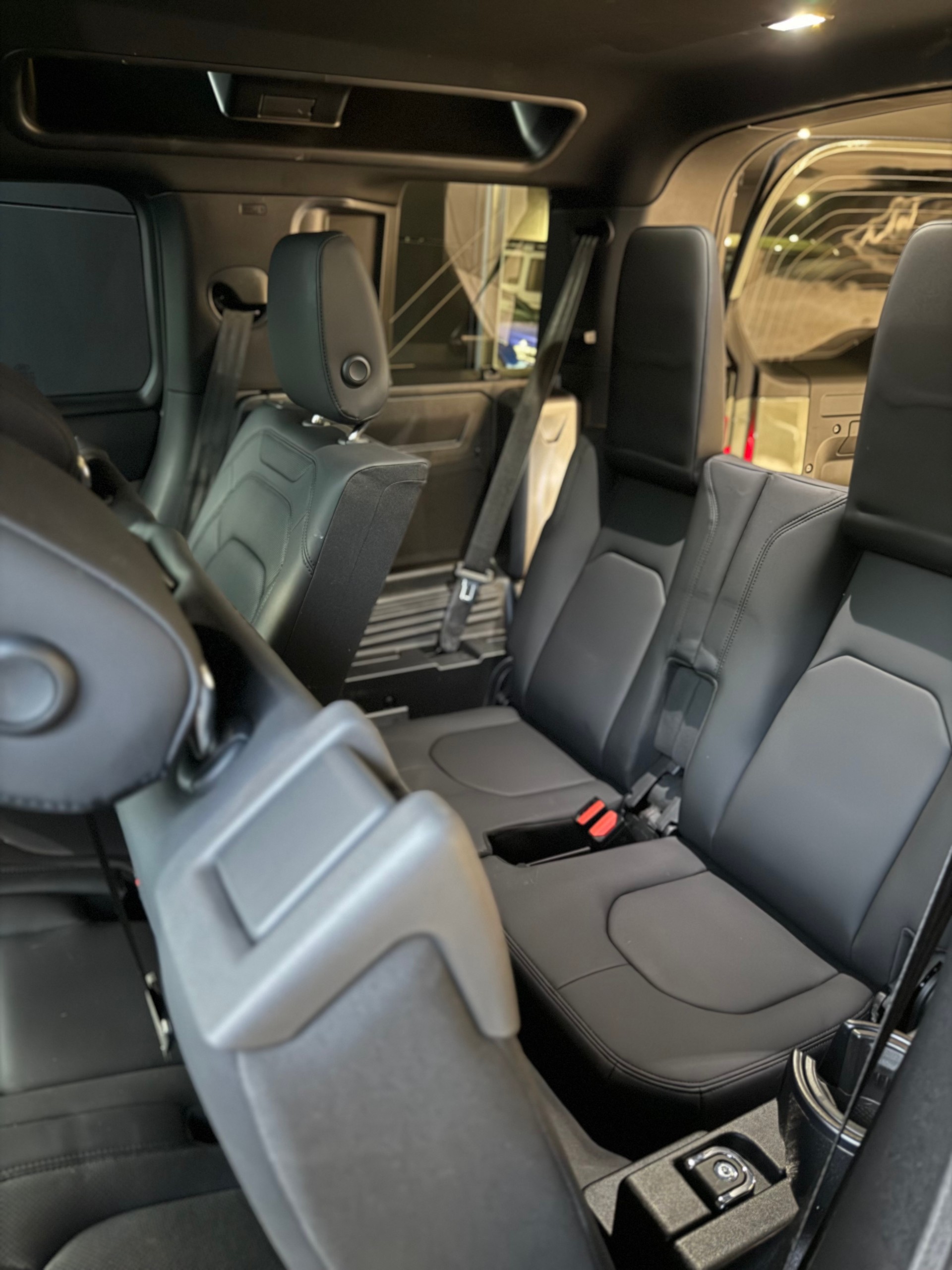 LAND ROVER Land Rover Defender 110 D300 AWD X-DYNAMIC SE-image-9