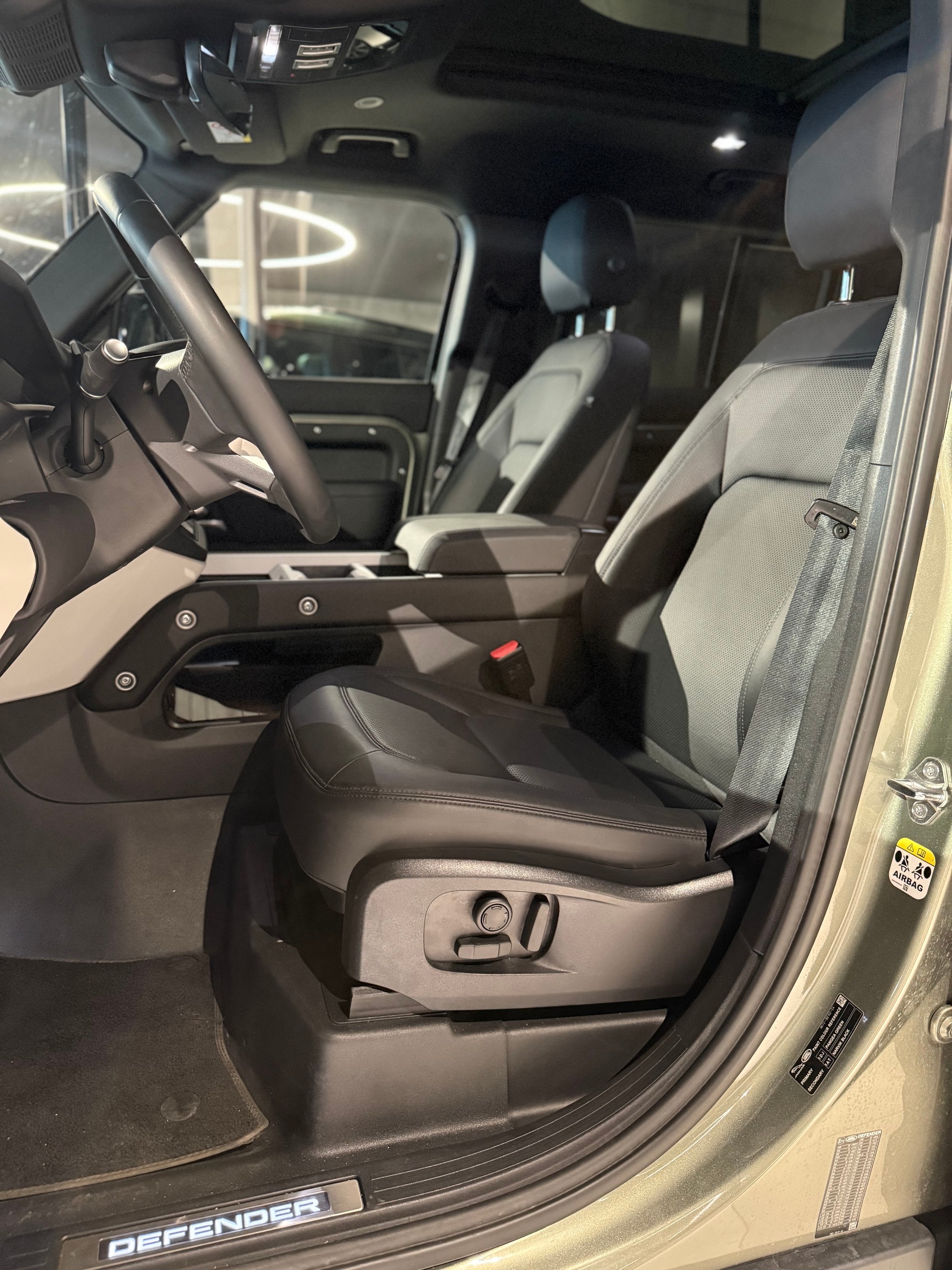 LAND ROVER Land Rover Defender 110 D300 AWD X-DYNAMIC SE-image-5