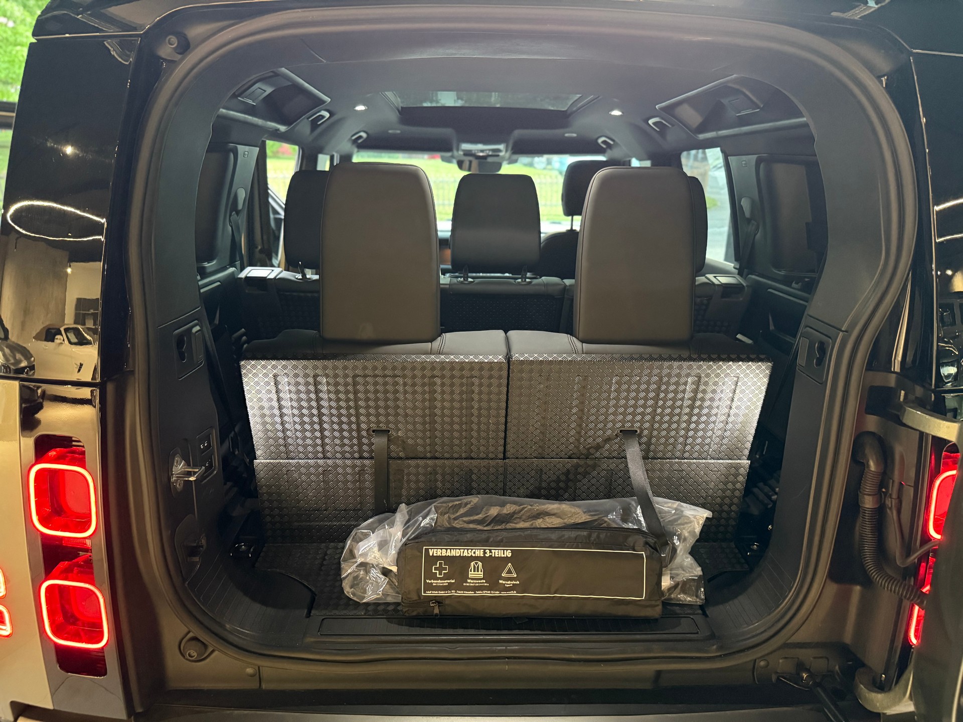 LAND ROVER Land Rover Defender 110 D300 AWD X-DYNAMIC SE-image-8