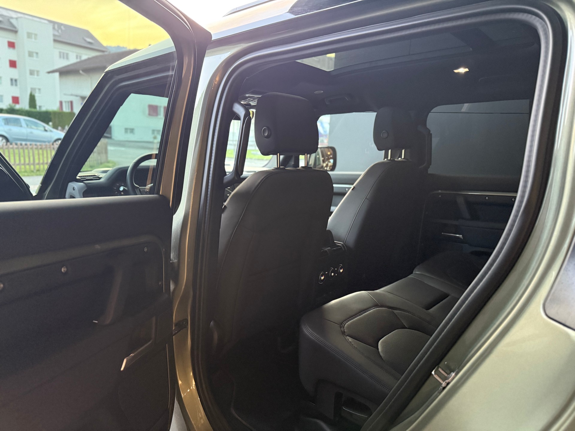 LAND ROVER Land Rover Defender 110 D300 AWD X-DYNAMIC SE-image-7