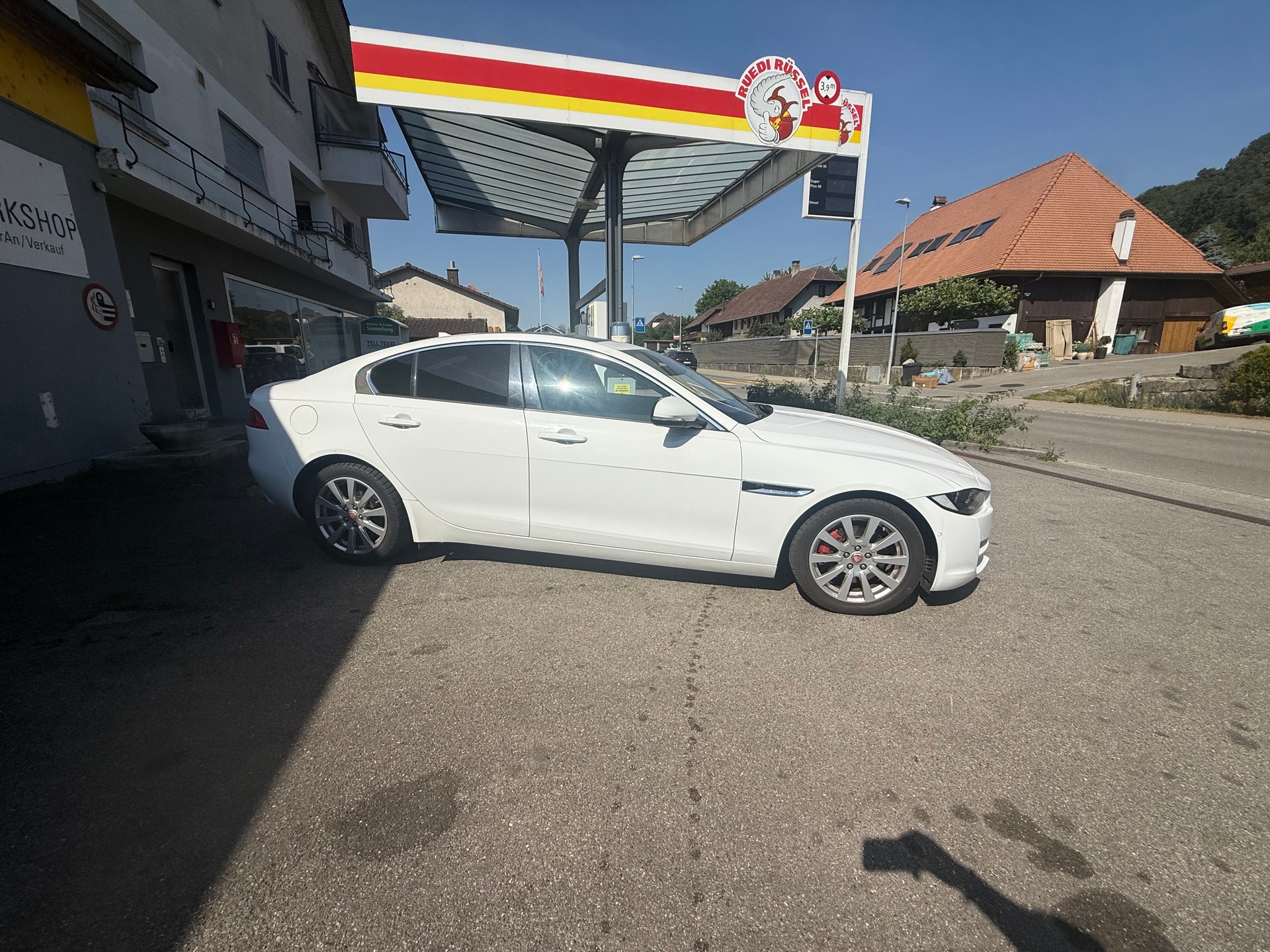 JAGUAR XE 20d Pure Automat-image-1