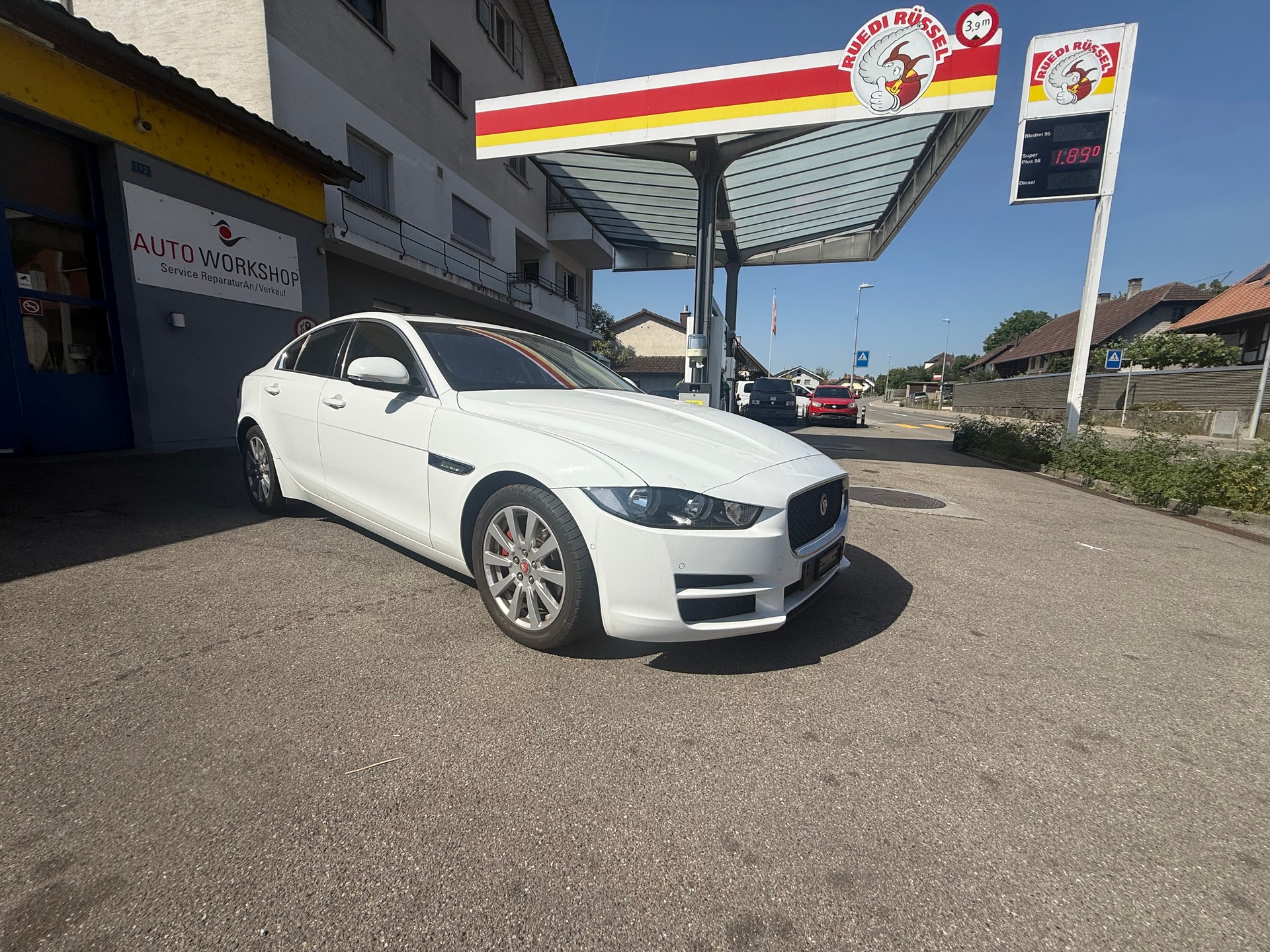 JAGUAR XE 20d Pure Automat-image-0