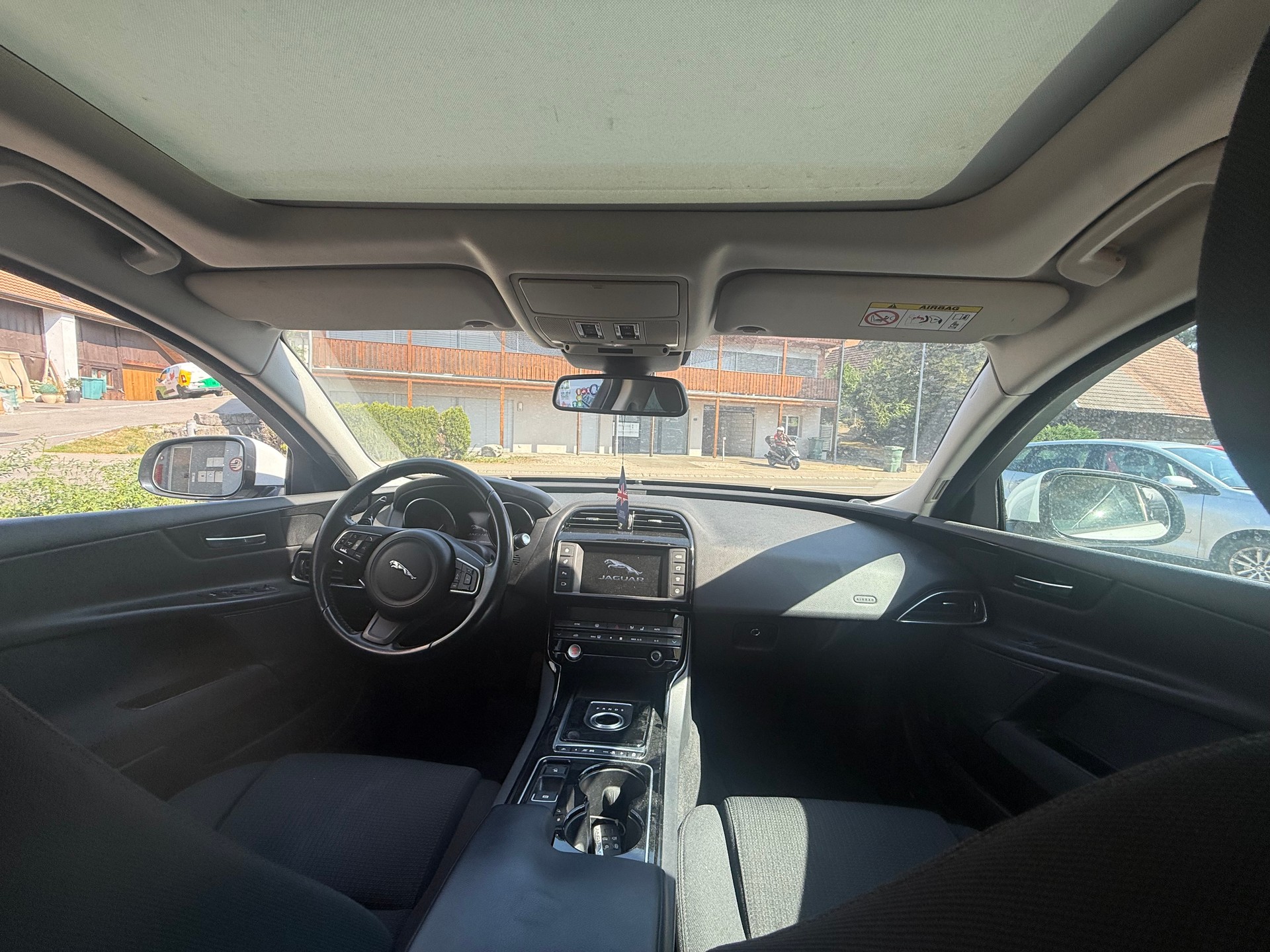 JAGUAR XE 20d Pure Automat-image-11