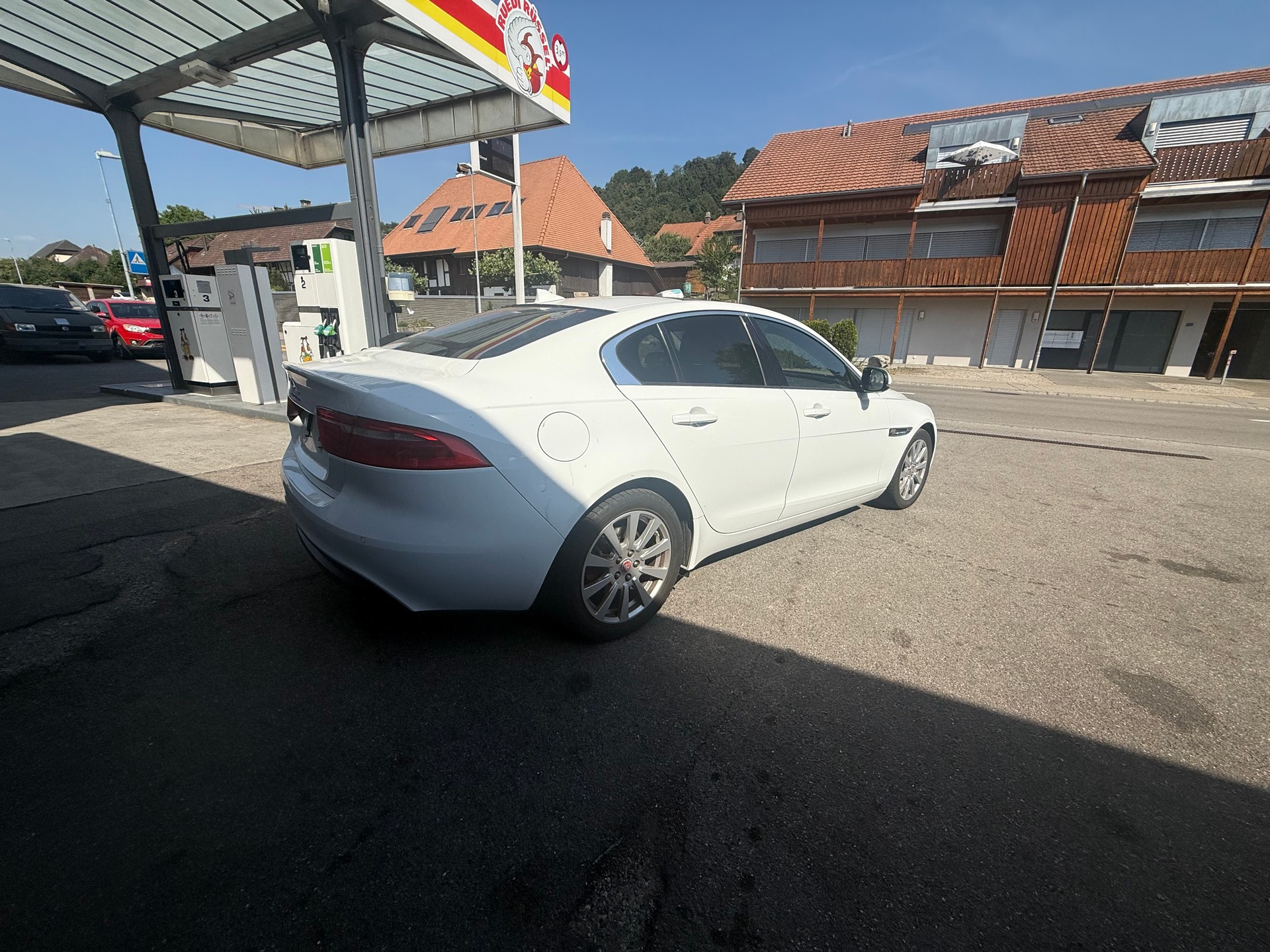 JAGUAR XE 20d Pure Automat-image-2