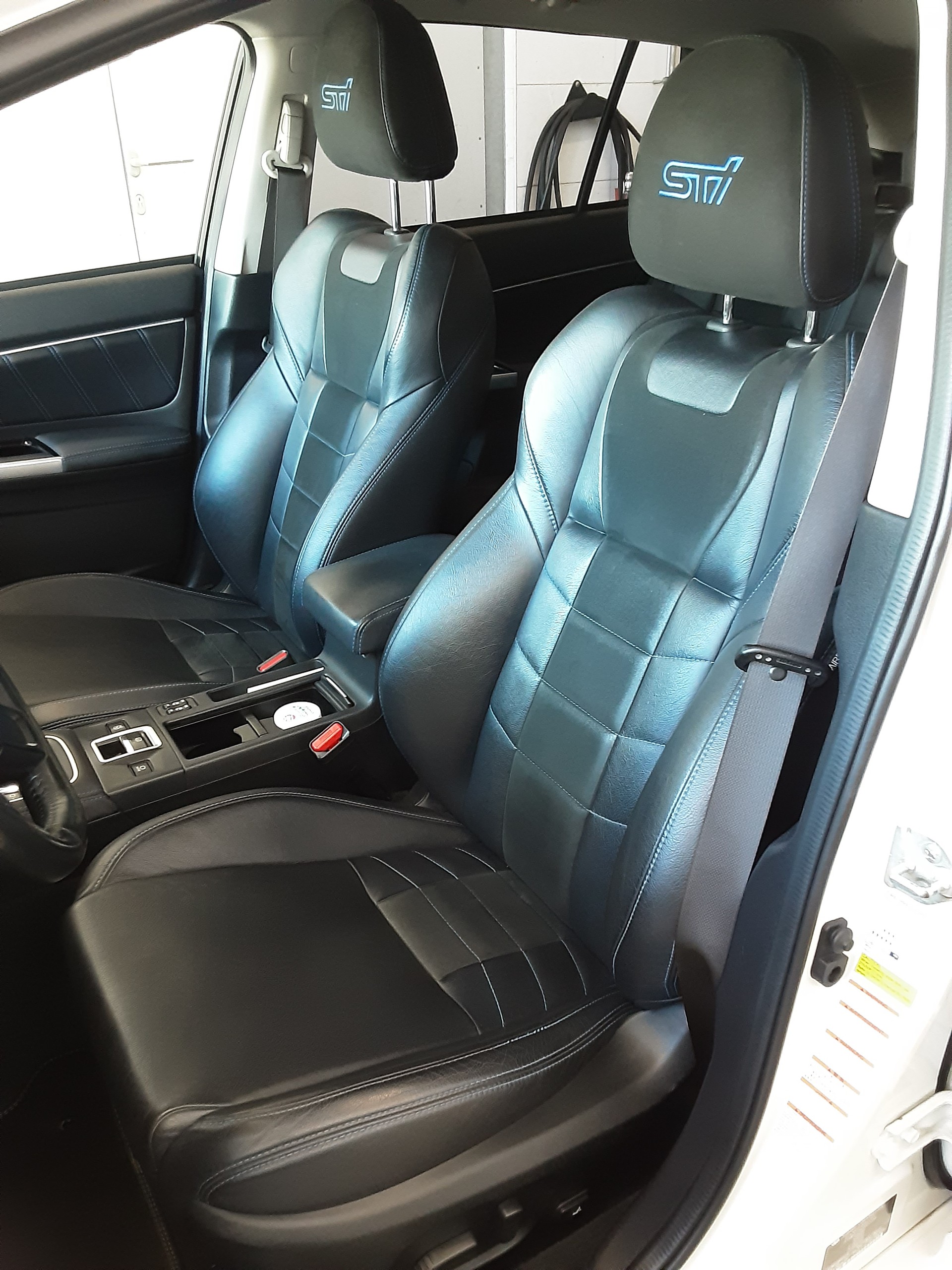 SUBARU 2.0i Luxury-image-12