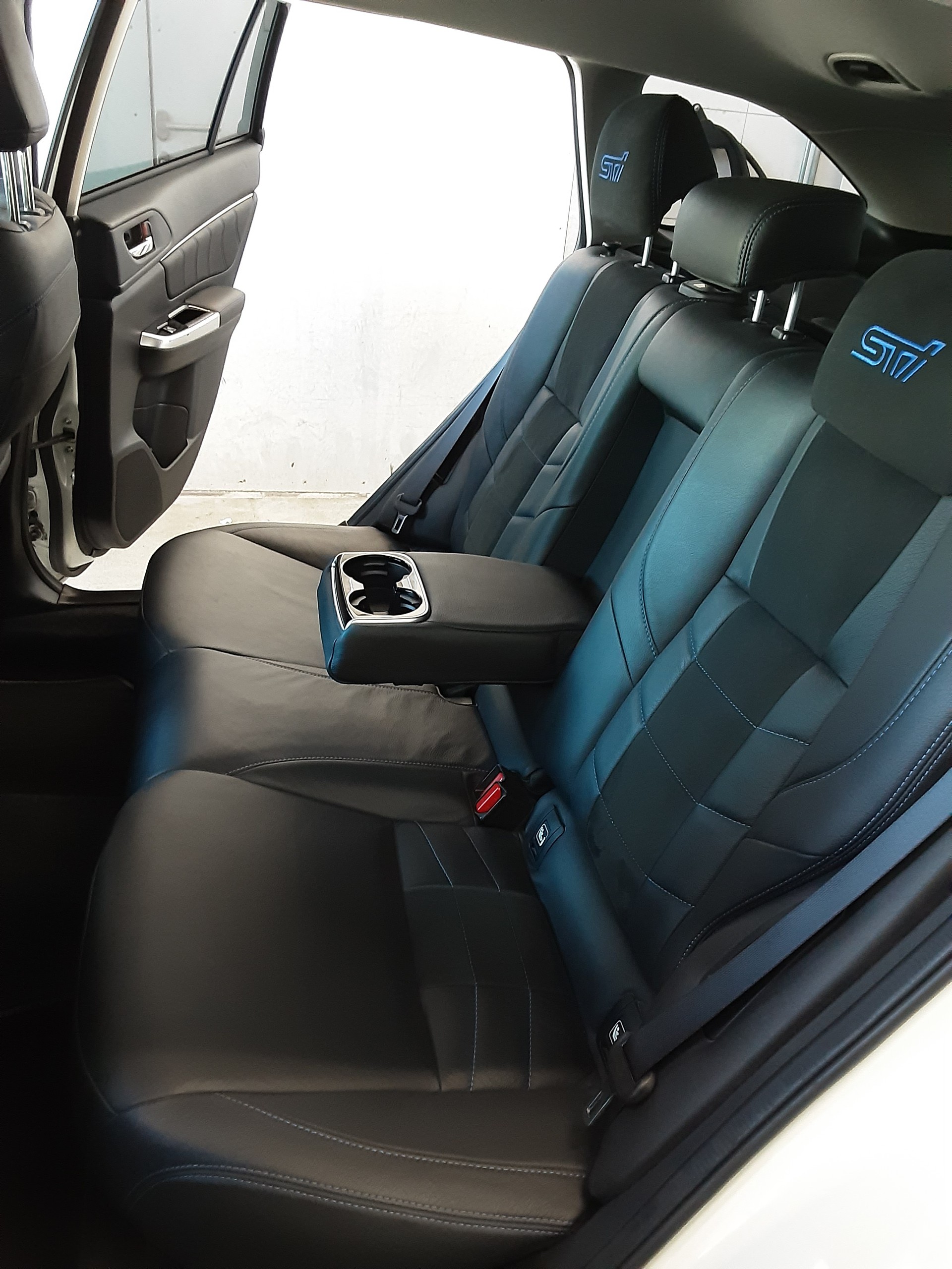 SUBARU 2.0i Luxury-image-13