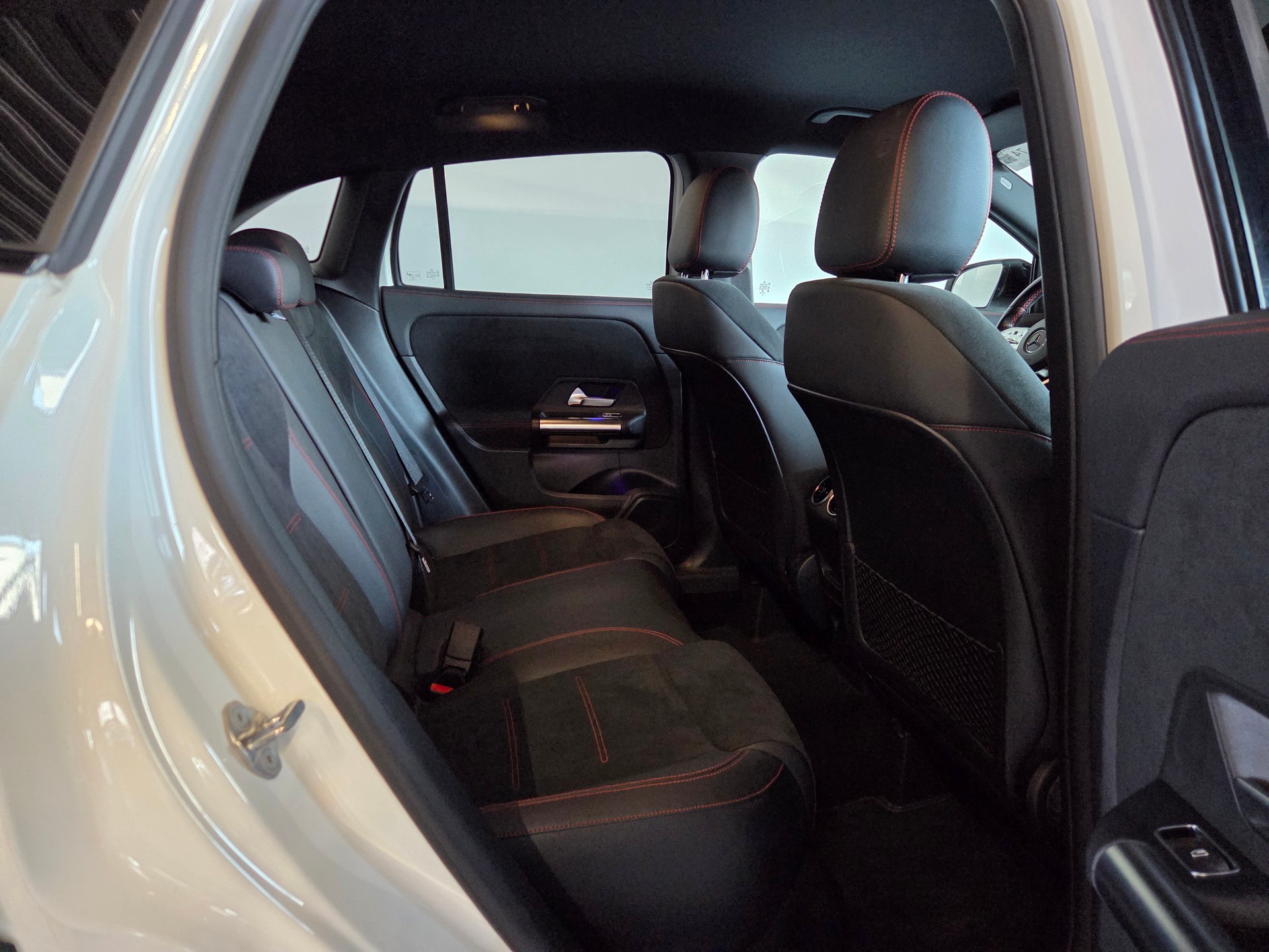 MERCEDES-BENZ GLA 250-image-17