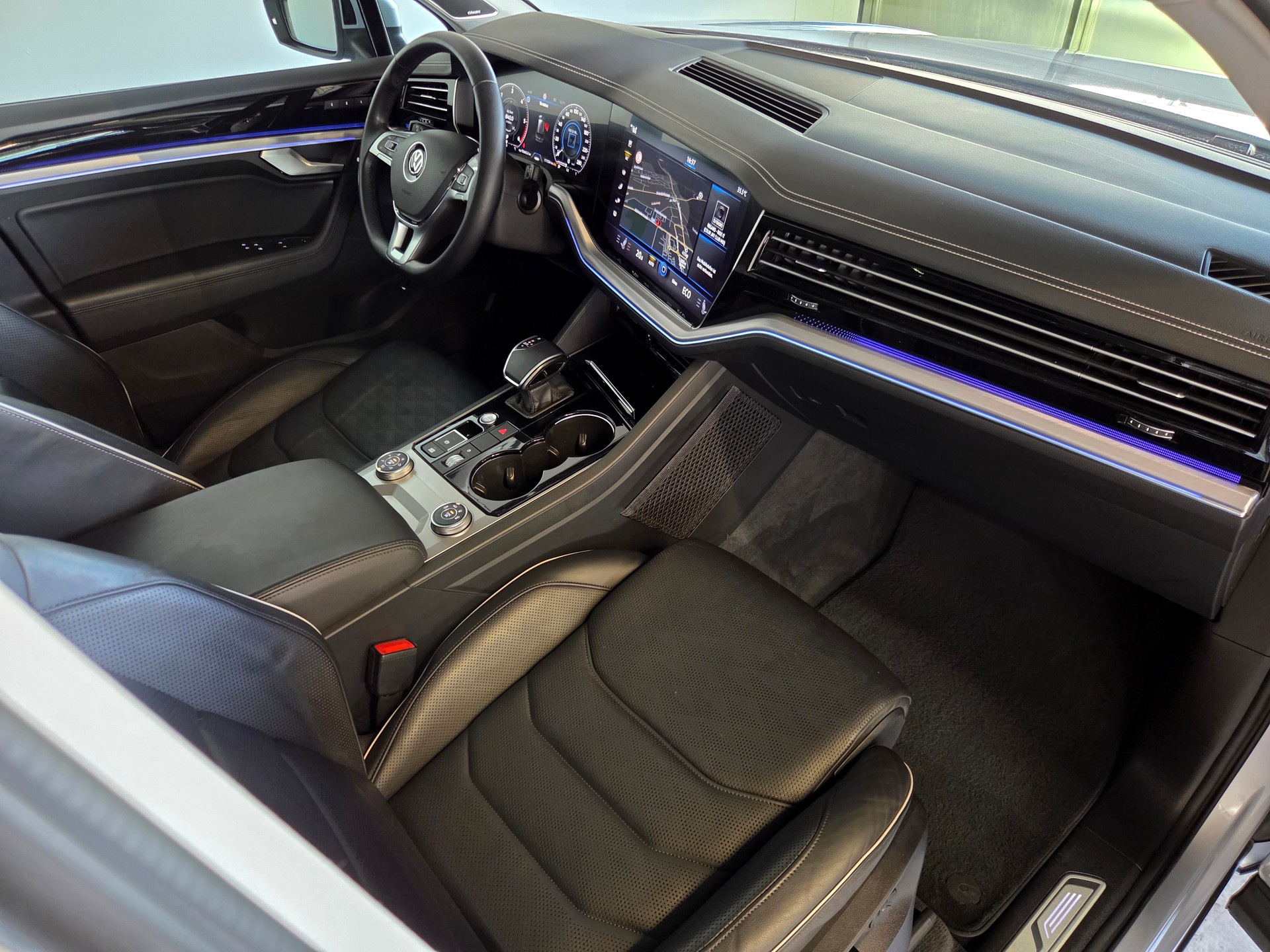 VW Touareg 3.0 V6 TDI 286 Elegance-image-16