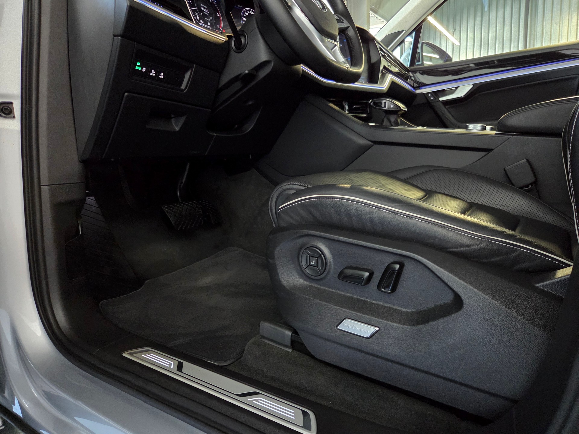 VW Touareg 3.0 V6 TDI 286 Elegance-image-14