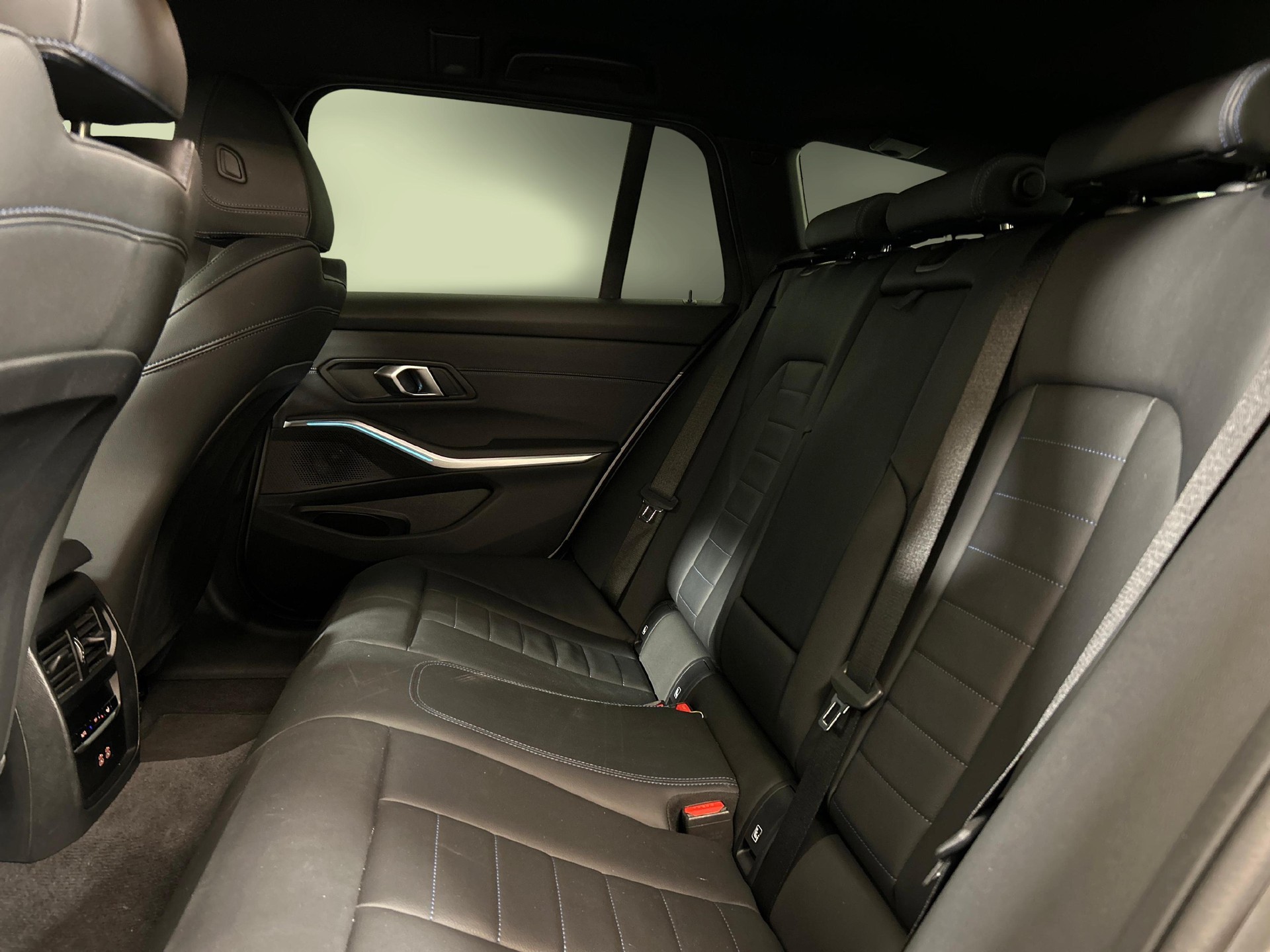 BMW 320d xDrive SAG Touring-image-3