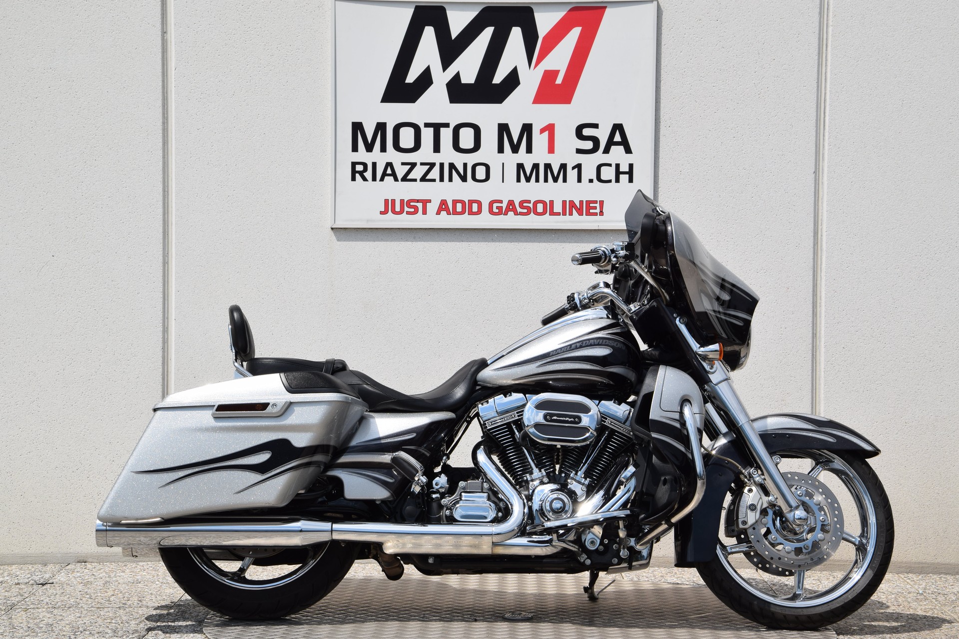 HARLEY-DAVIDSON FLHXSE Street Glide ABS CVO-showroom-element-1
