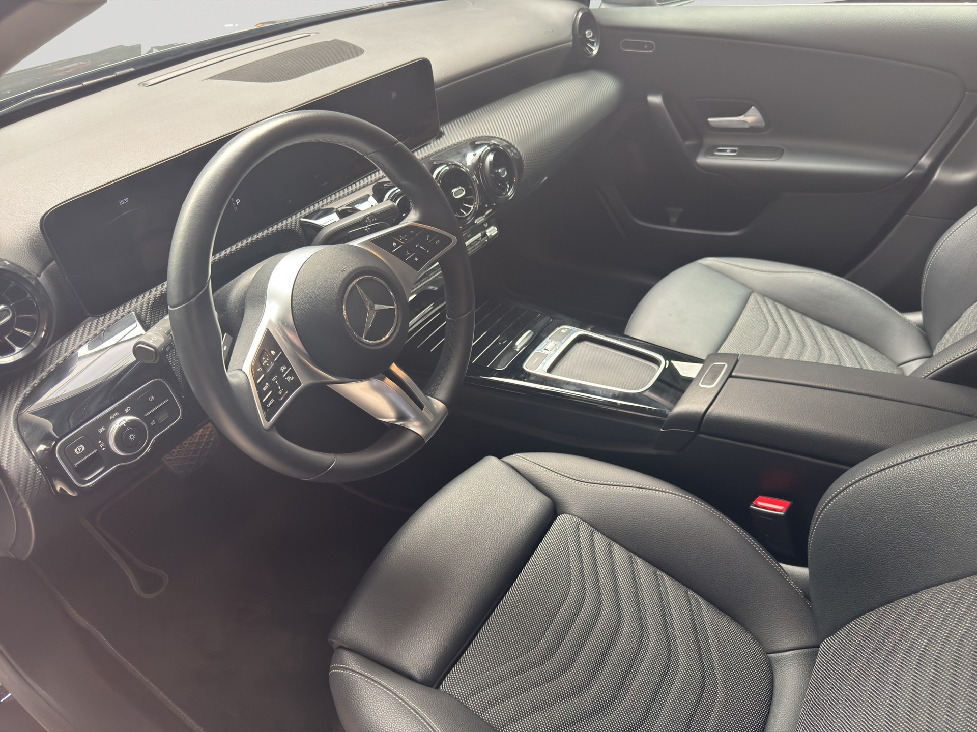 MERCEDES-BENZ A 180 7G-DCT-image-6
