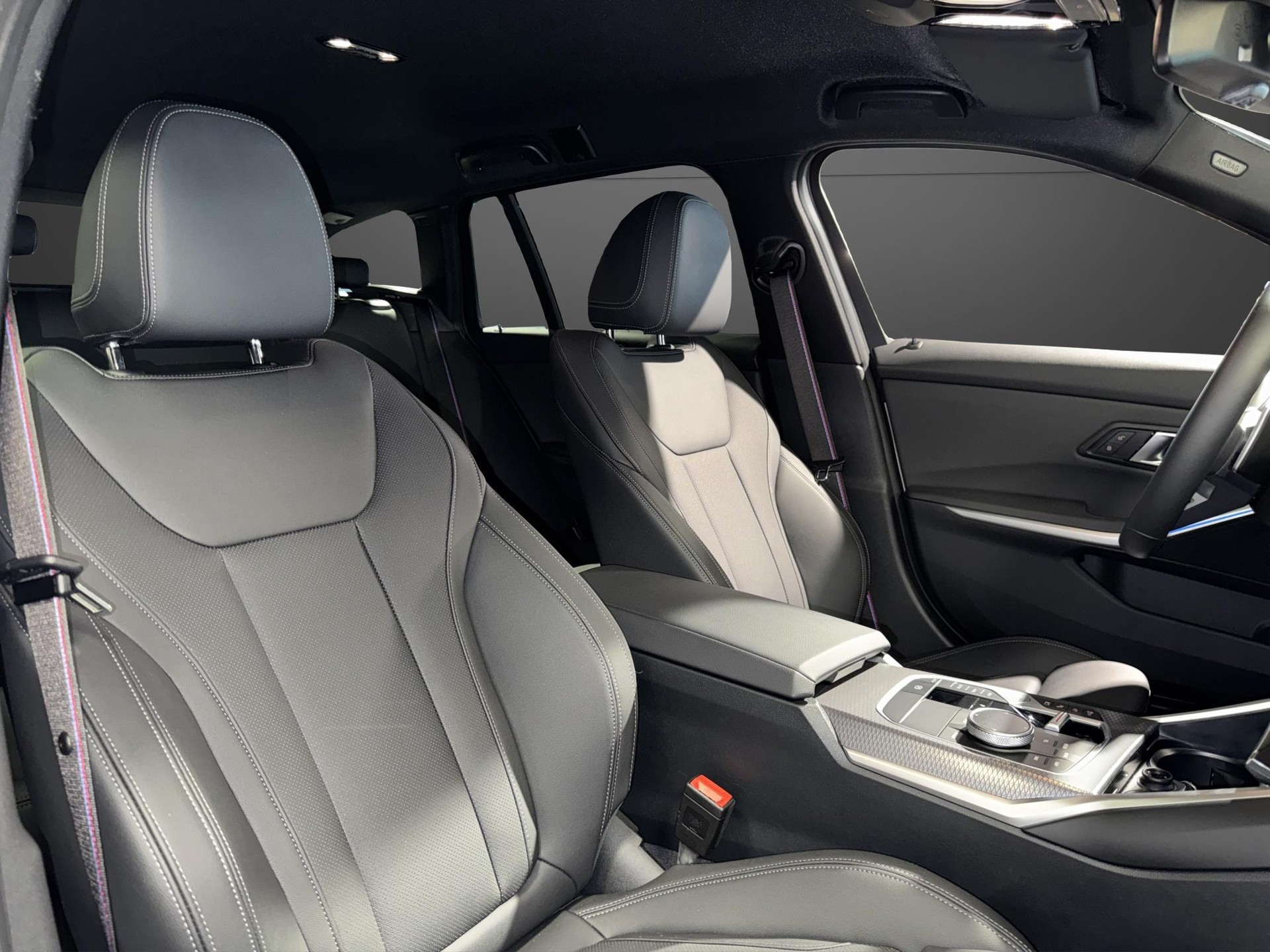 BMW 330e xDrive Touring M Sport-image-18
