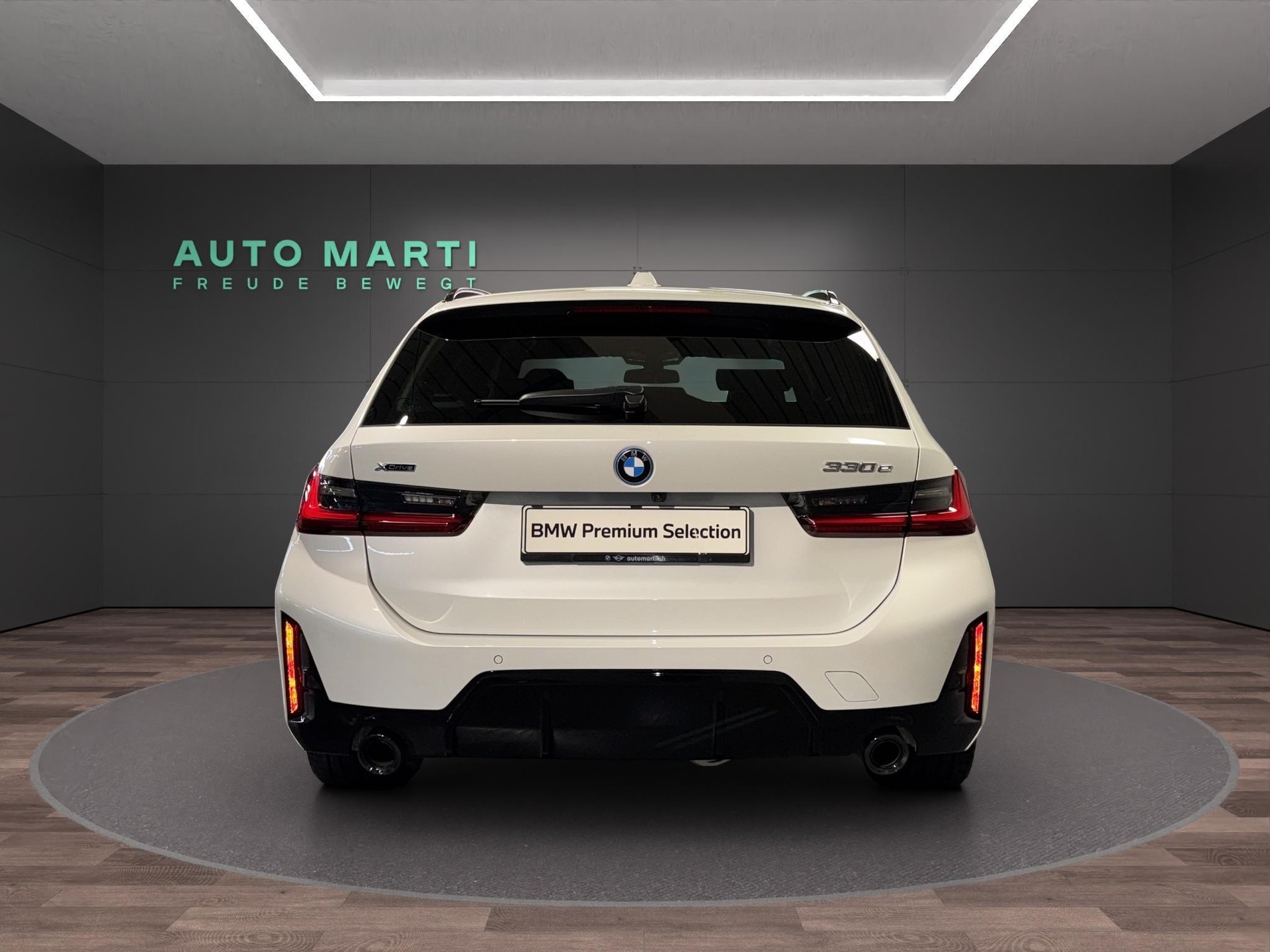 BMW 330e xDrive Touring M Sport-showroom-element-3
