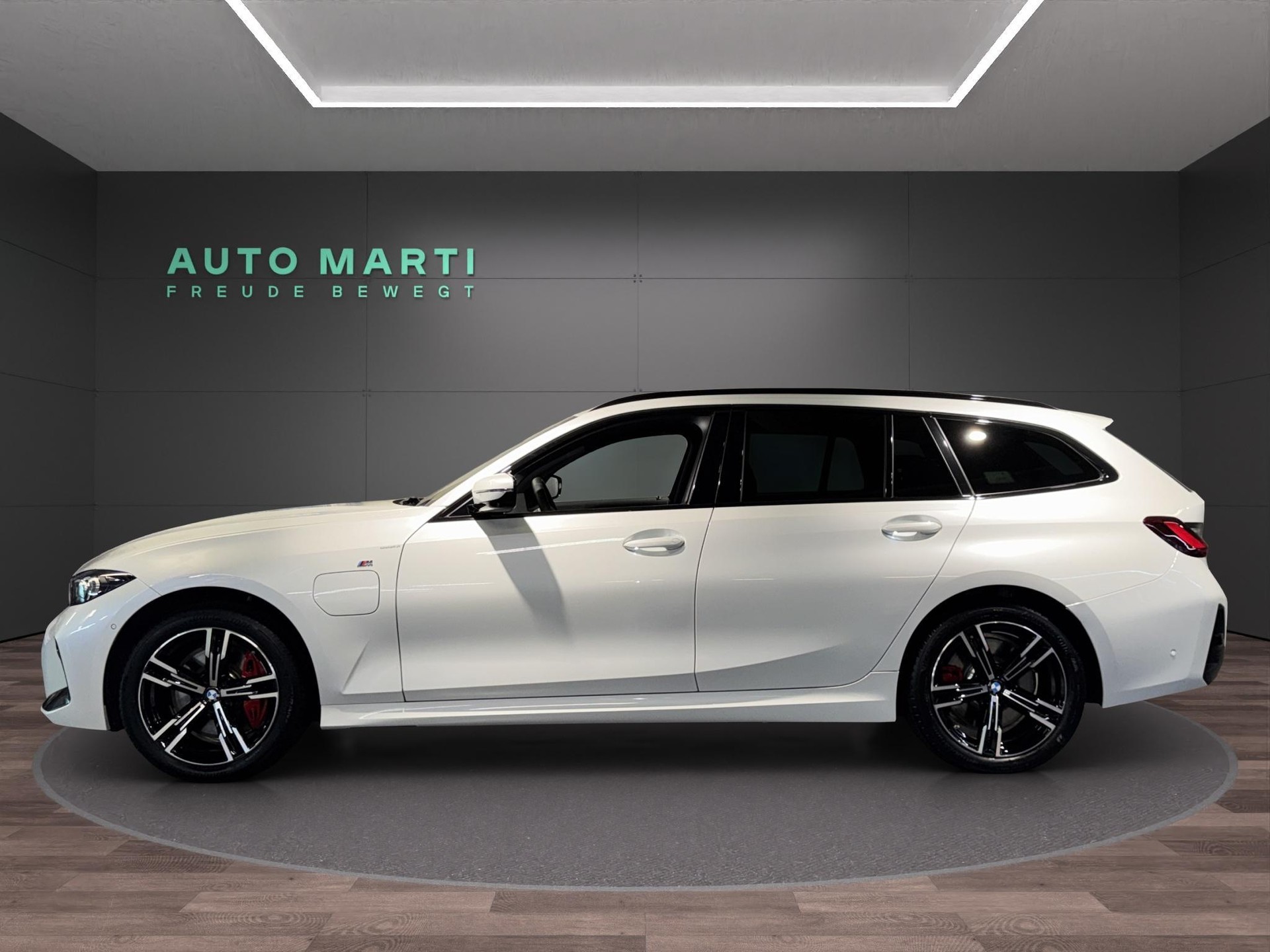 BMW 330e xDrive Touring M Sport-showroom-element-1