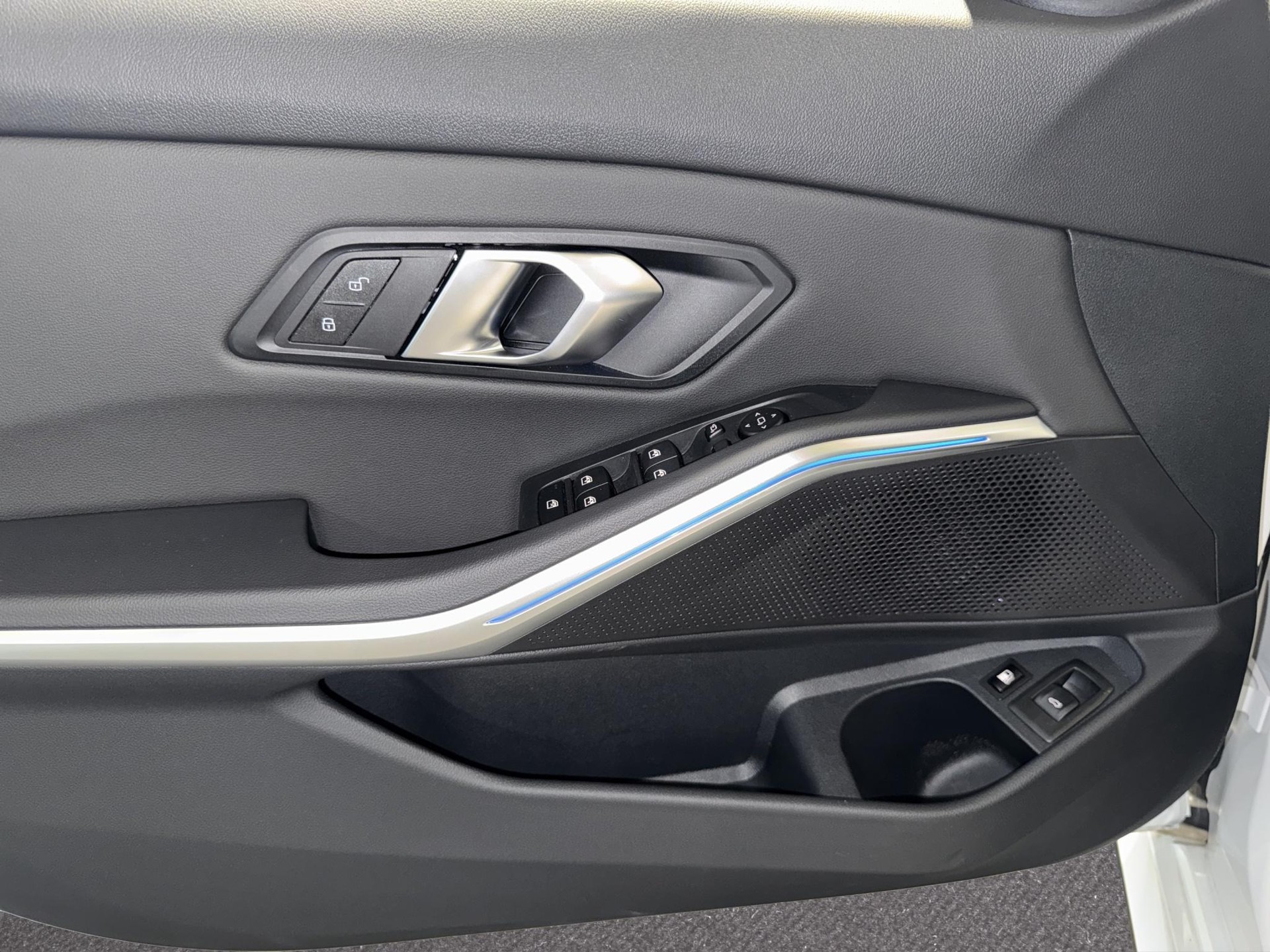 BMW 330e xDrive Touring M Sport-image-12