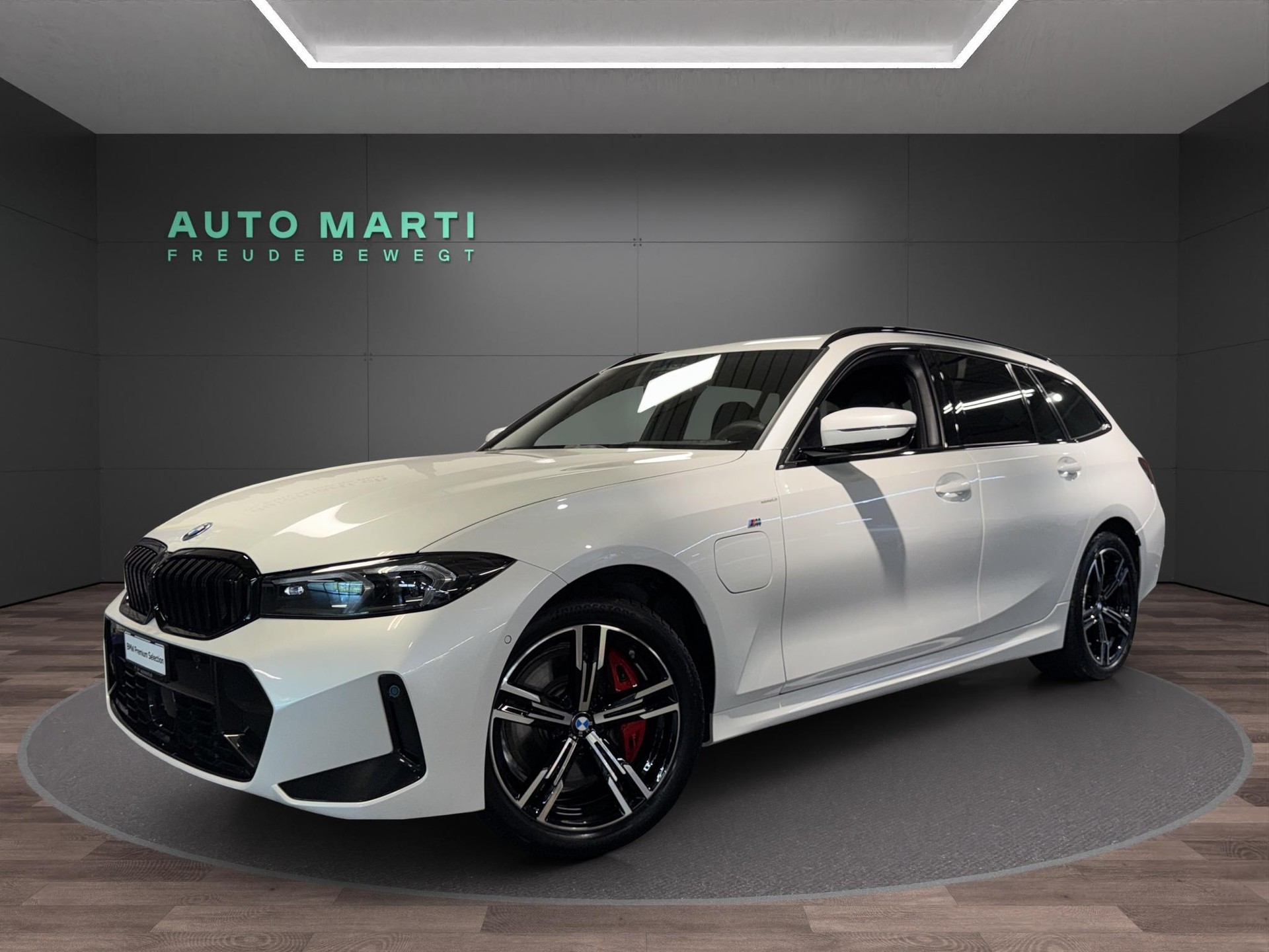 BMW 330e xDrive Touring M Sport-image-0