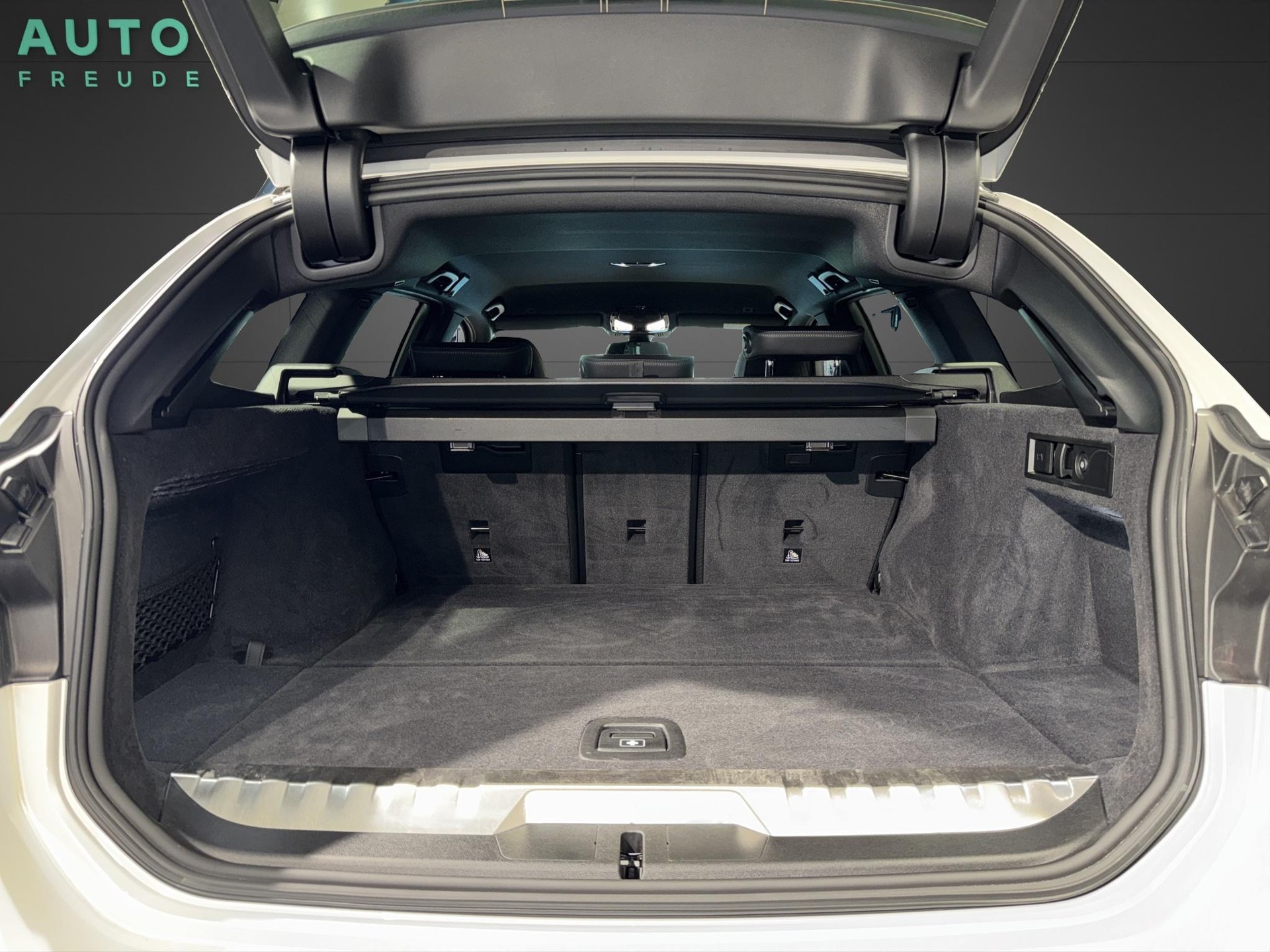 BMW 330e xDrive Touring M Sport-image-16