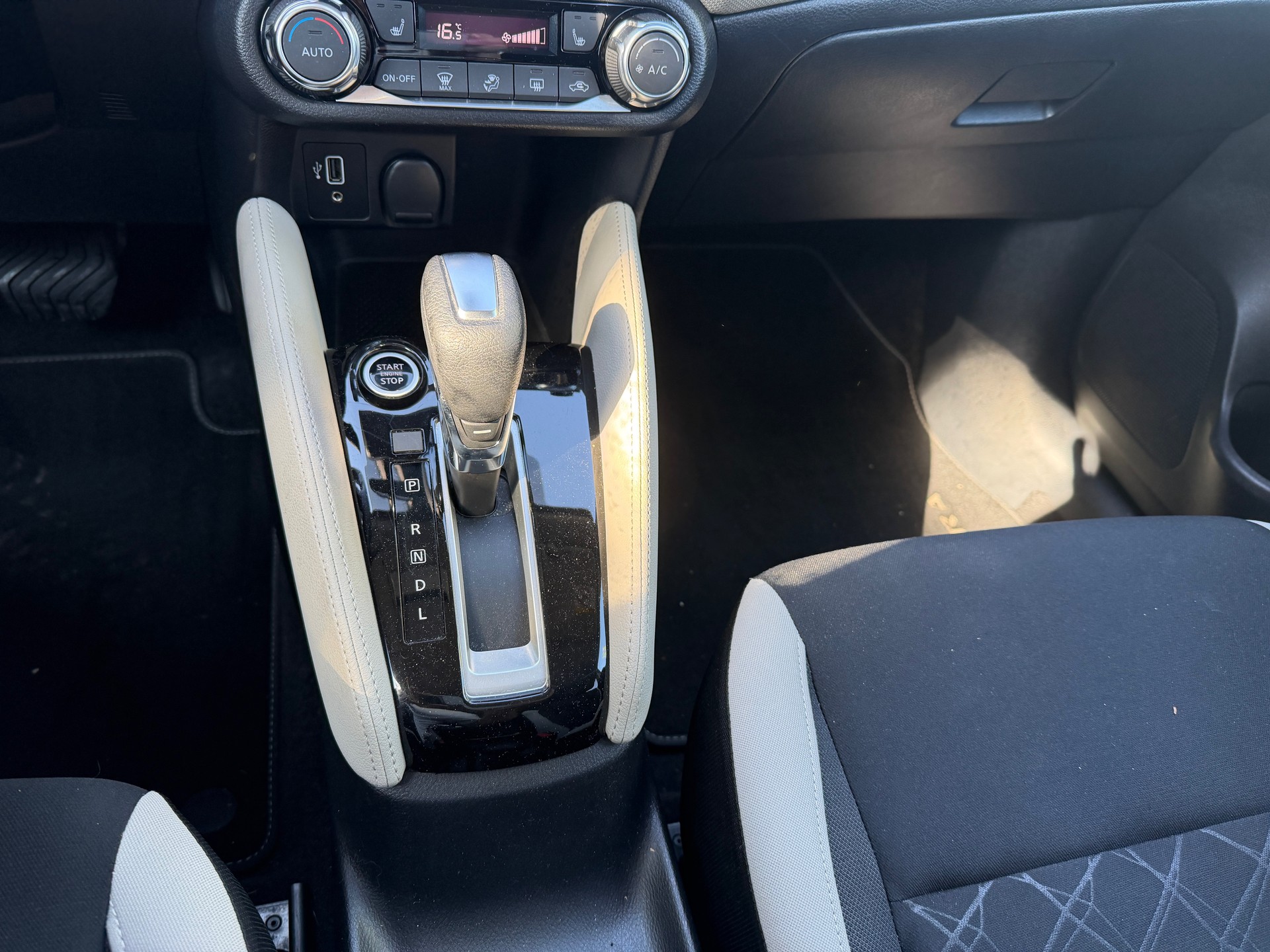 NISSAN Micra IG-T 100 n-connecta Xtronic-image-12