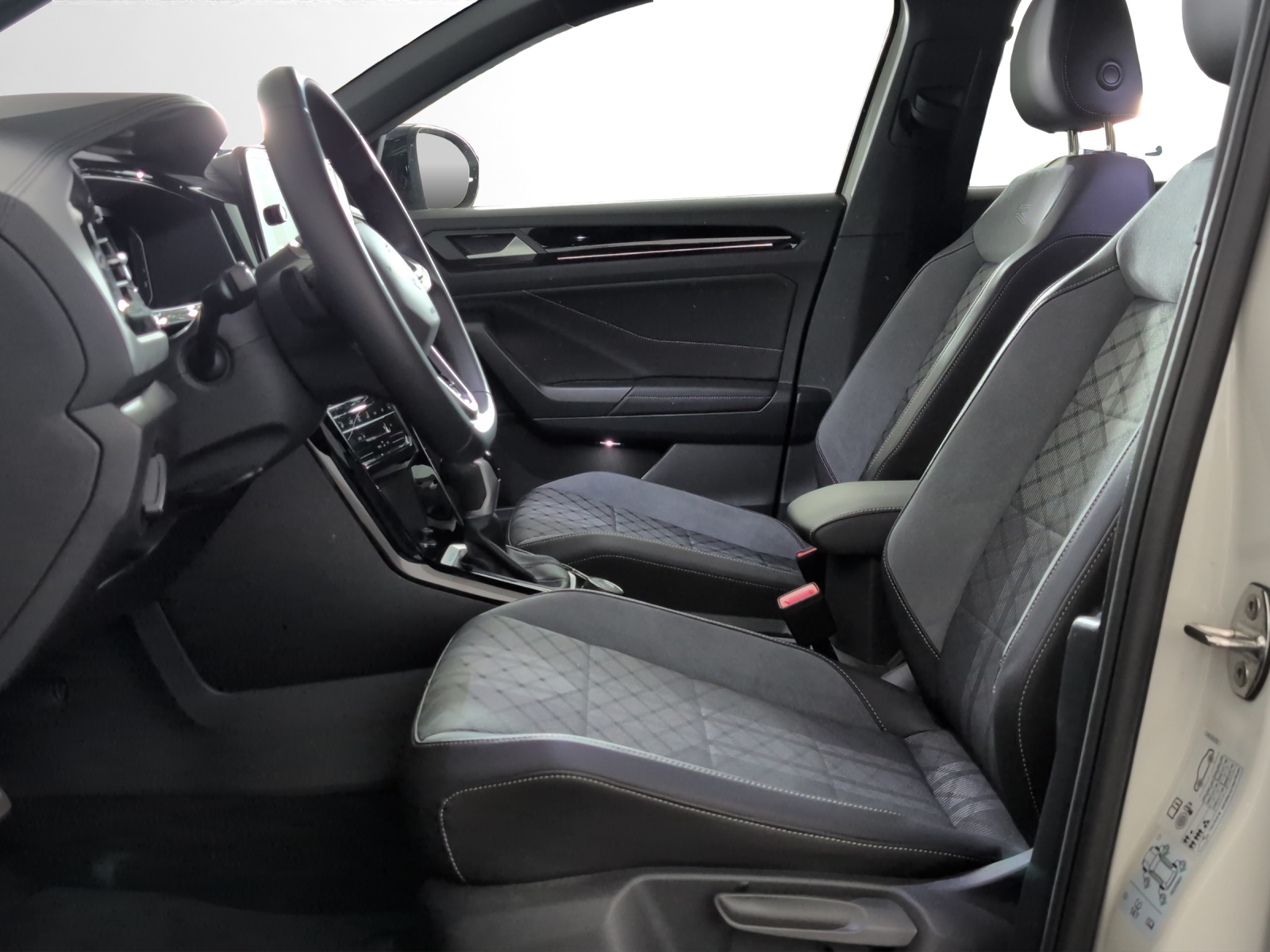 VW T-Roc 2.0 TSI R-Line DSG 4Motion-image-5