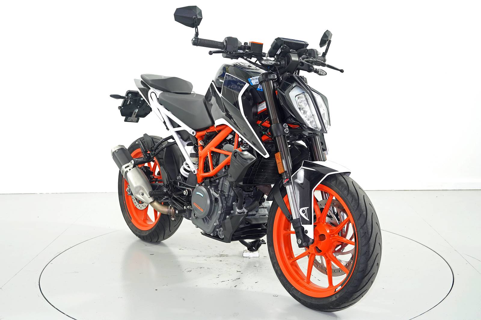KTM Duke 390 ABS-showroom-element-1