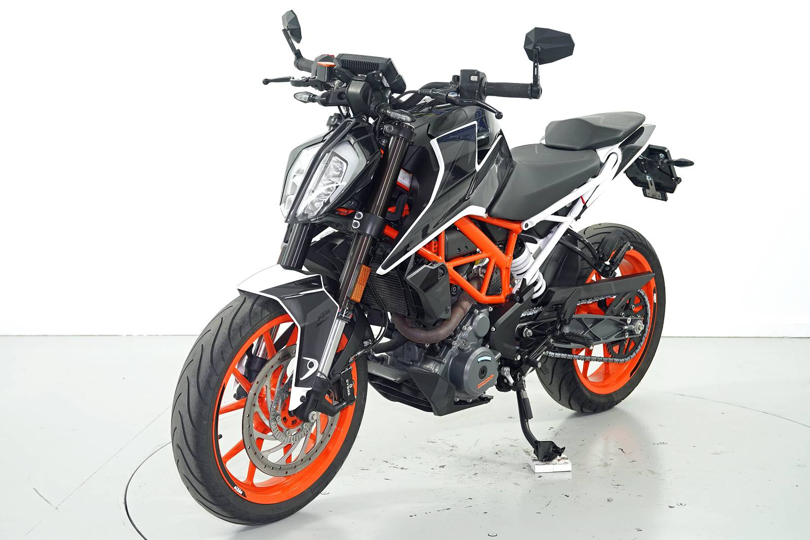 KTM Duke 390 ABS-showroom-element-2