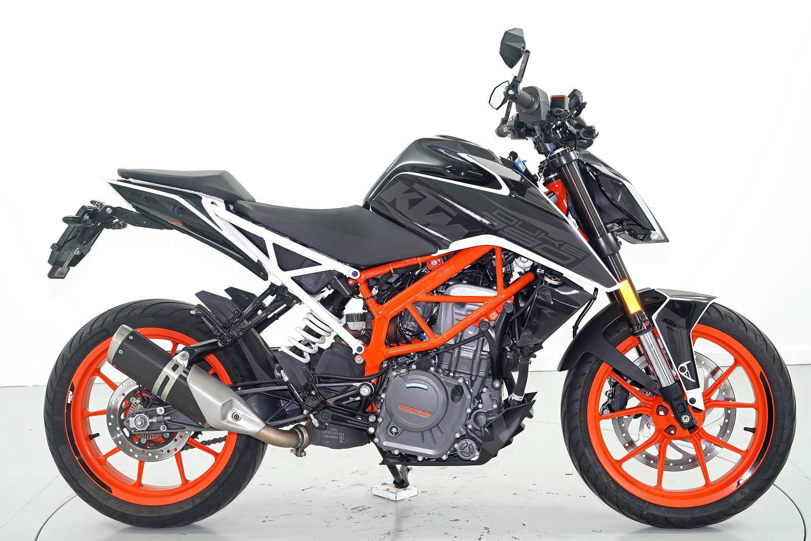 KTM Duke 390 ABS-showroom-element-3