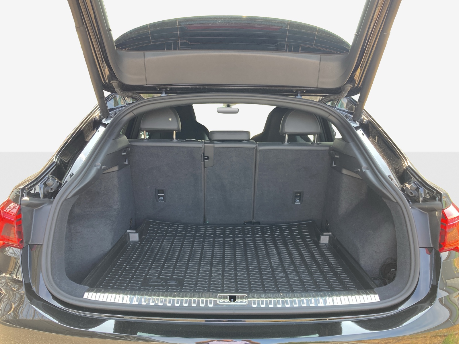AUDI RS Q3 Sportback quattro S tronic-image-12